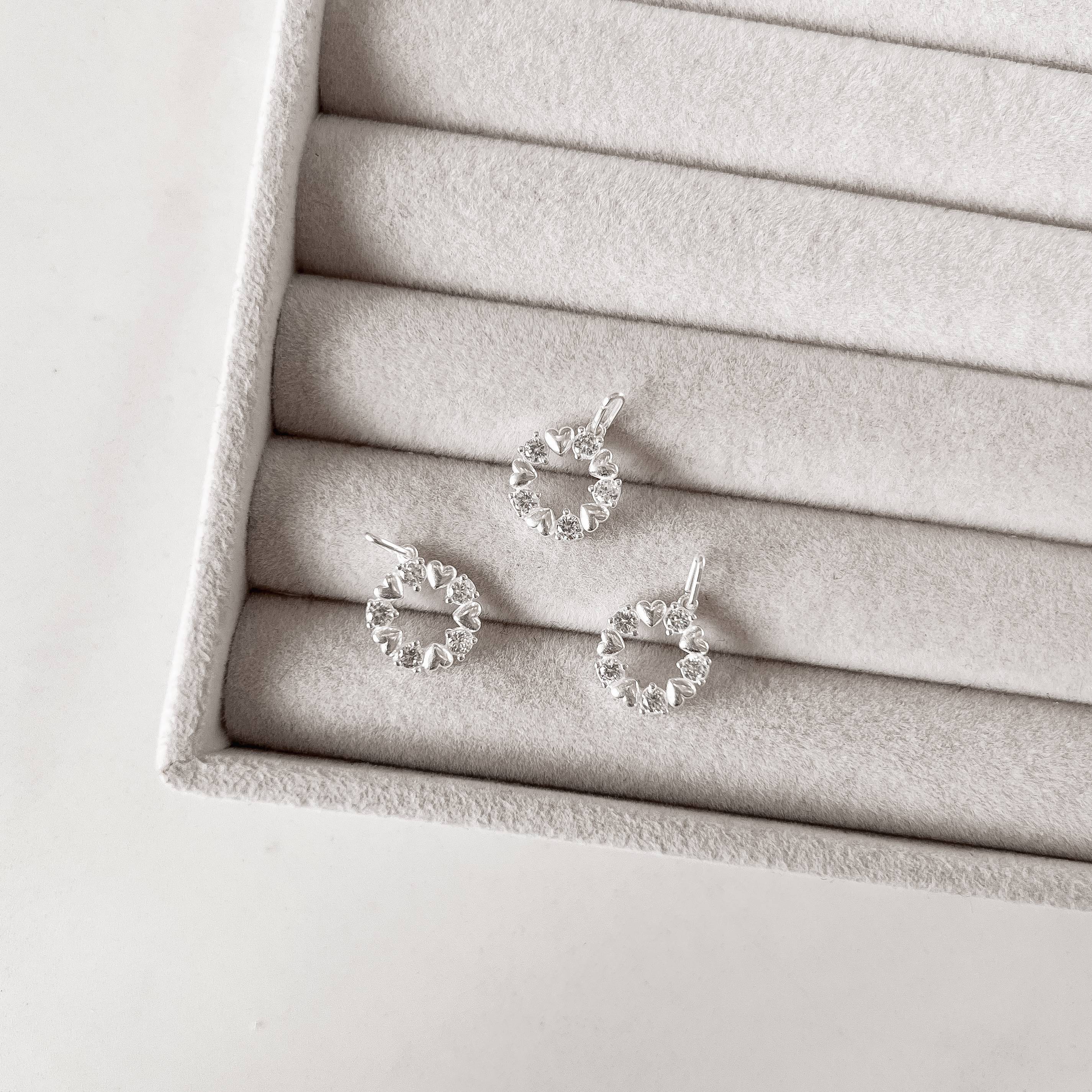 Pingente círculo vazado coração com zircônia 12mm