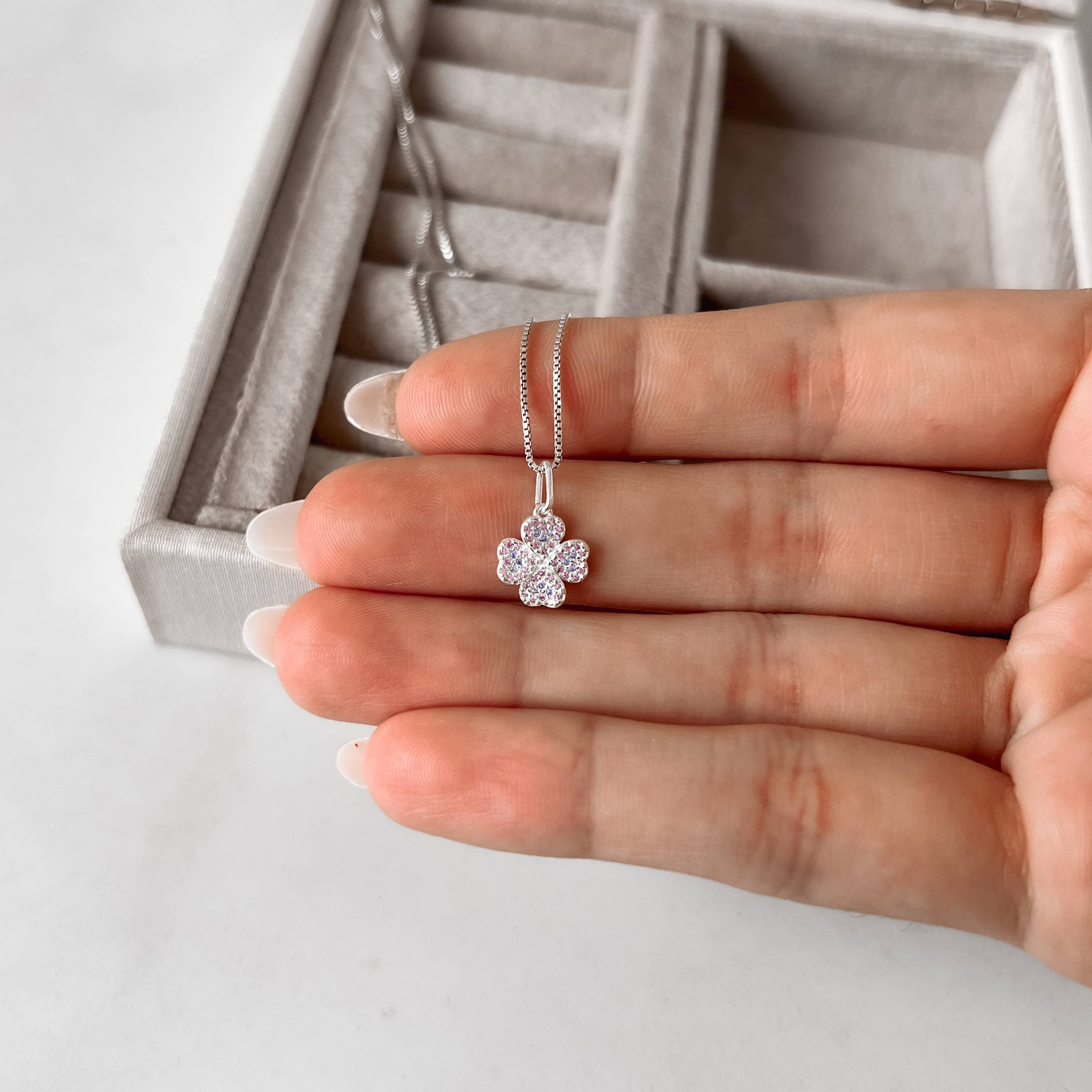 Imagem Secundária Colar pingente trevo cravejado rosa e lilás 9mm 40cm