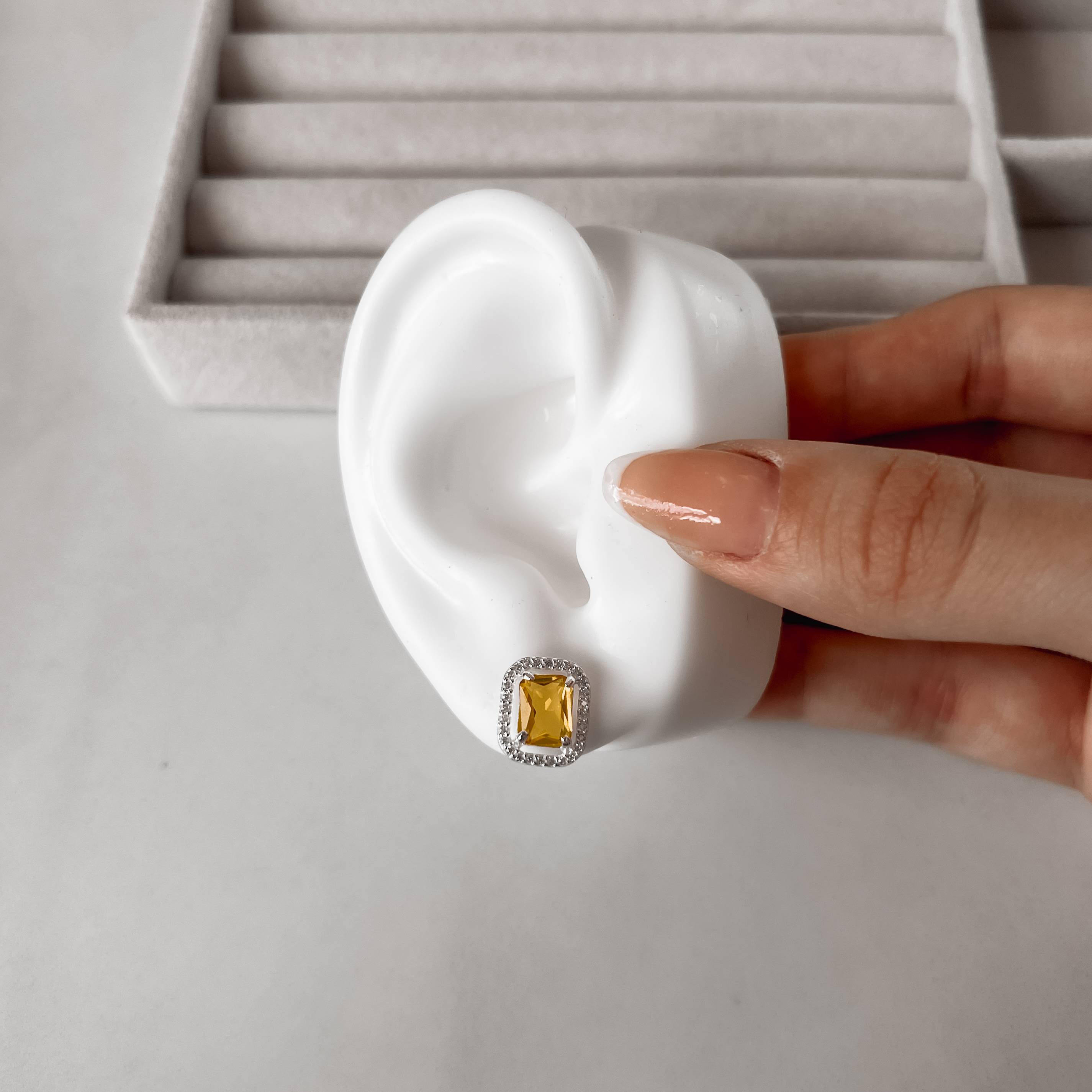 Imagem Brinco zircônia retangular amarela com cravejado 13mm