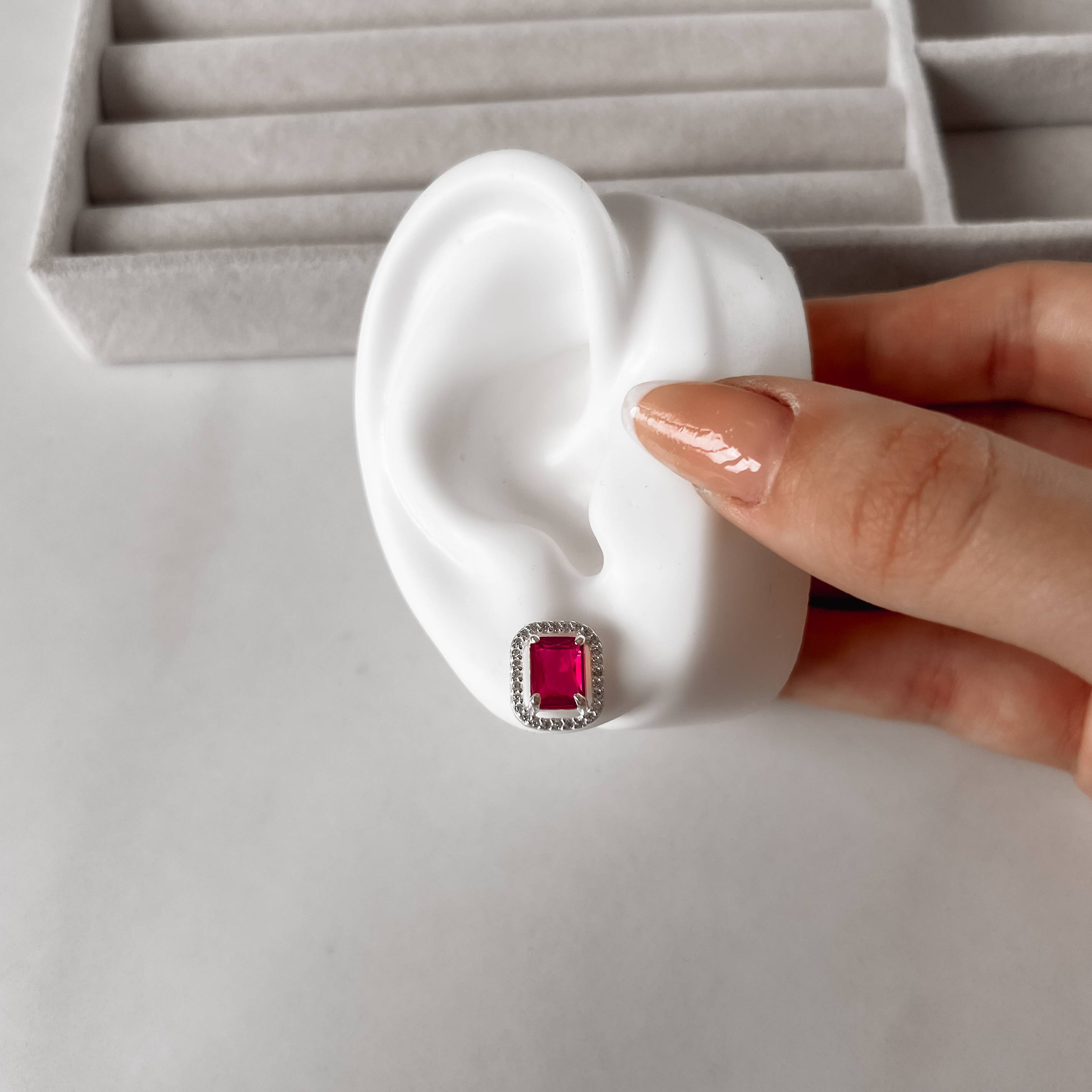 Brinco zircônia retangular cereja com cravejado 13mm