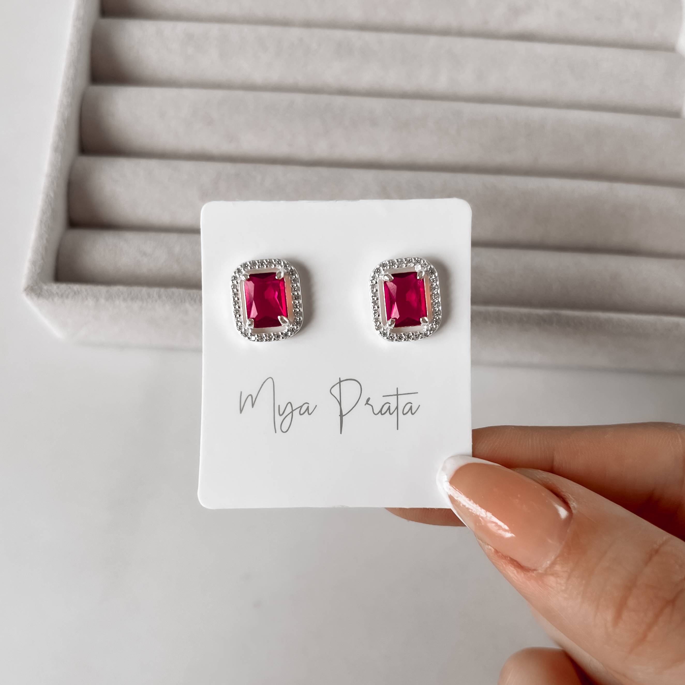 Imagem Secundária Brinco zircônia retangular cereja com cravejado 13mm