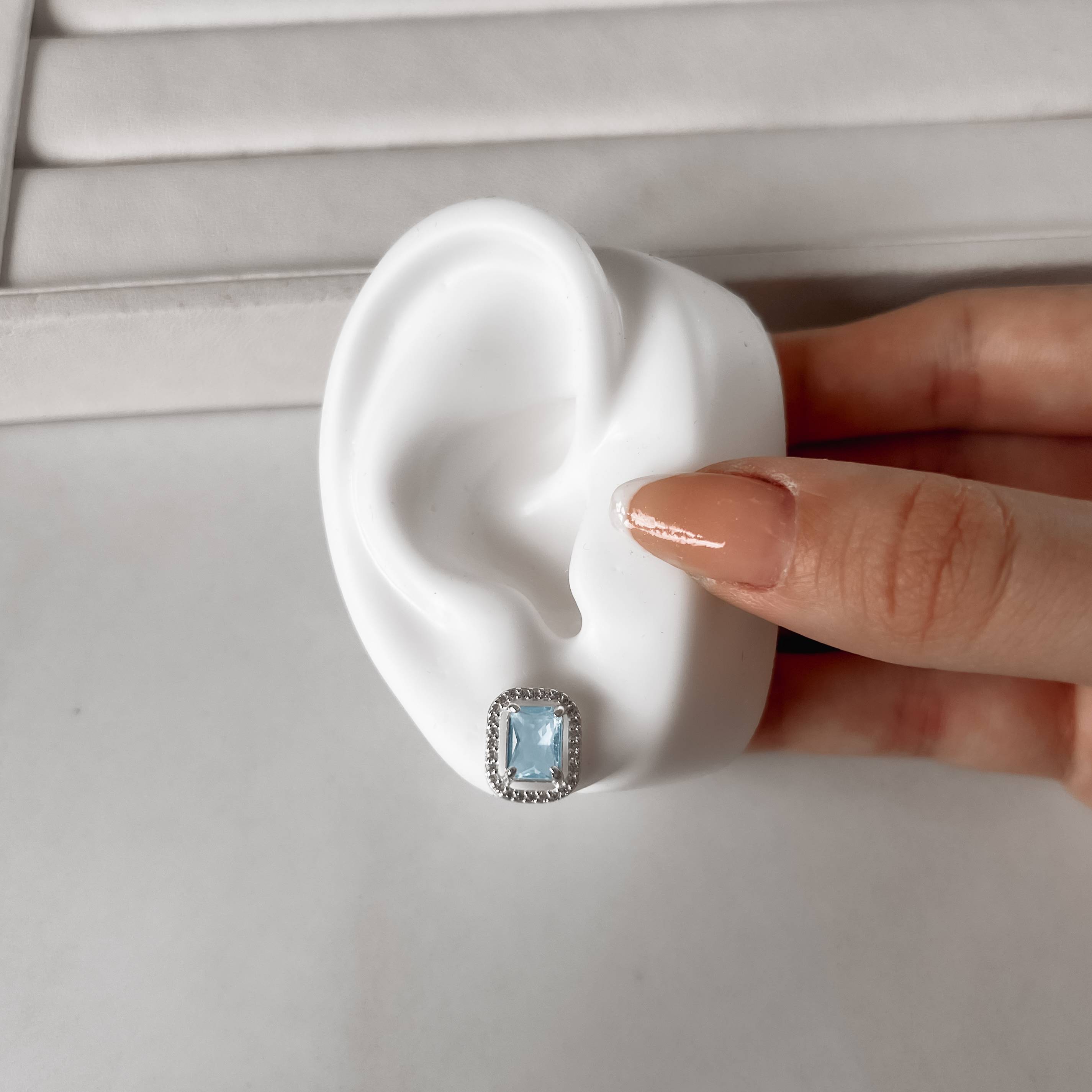 Brinco zircônia retangular azul claro com cravejado 13mm