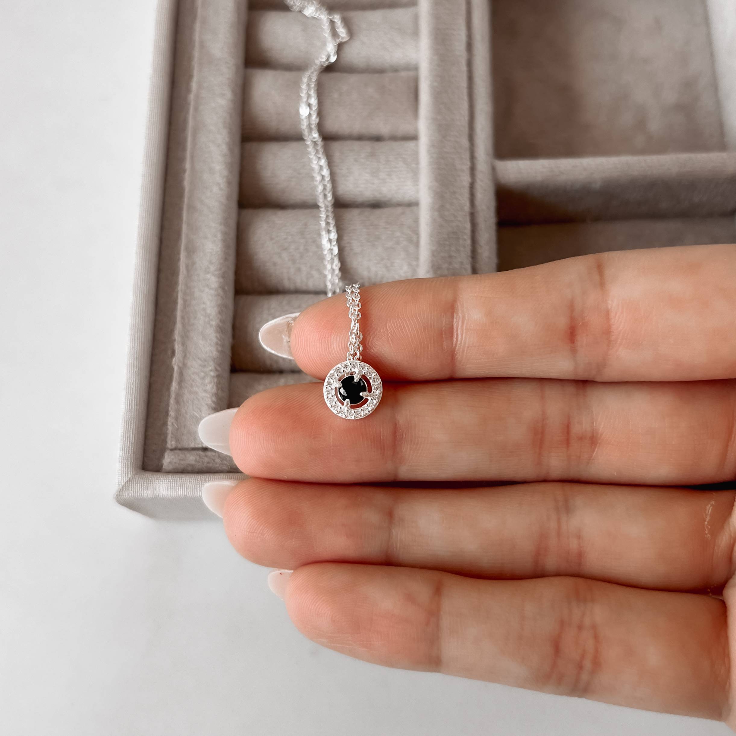 Imagem Secundária Colar zircônia redonda ônix com cravejado 9mm corrente cadeadinho 45cm