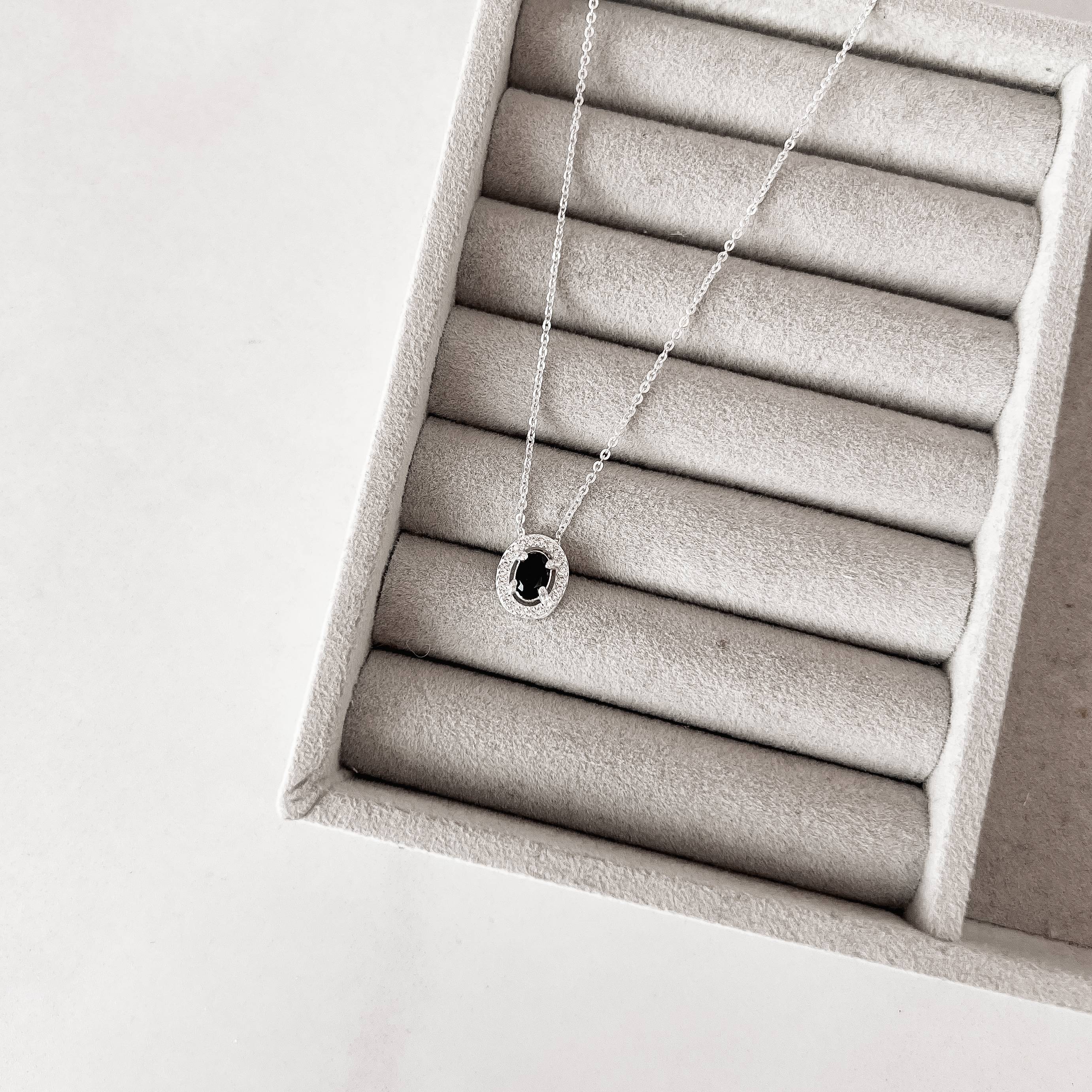 Imagem Secundária Colar zircônia oval ônix com cravejado 11mm corrente cadeadinho 45cm