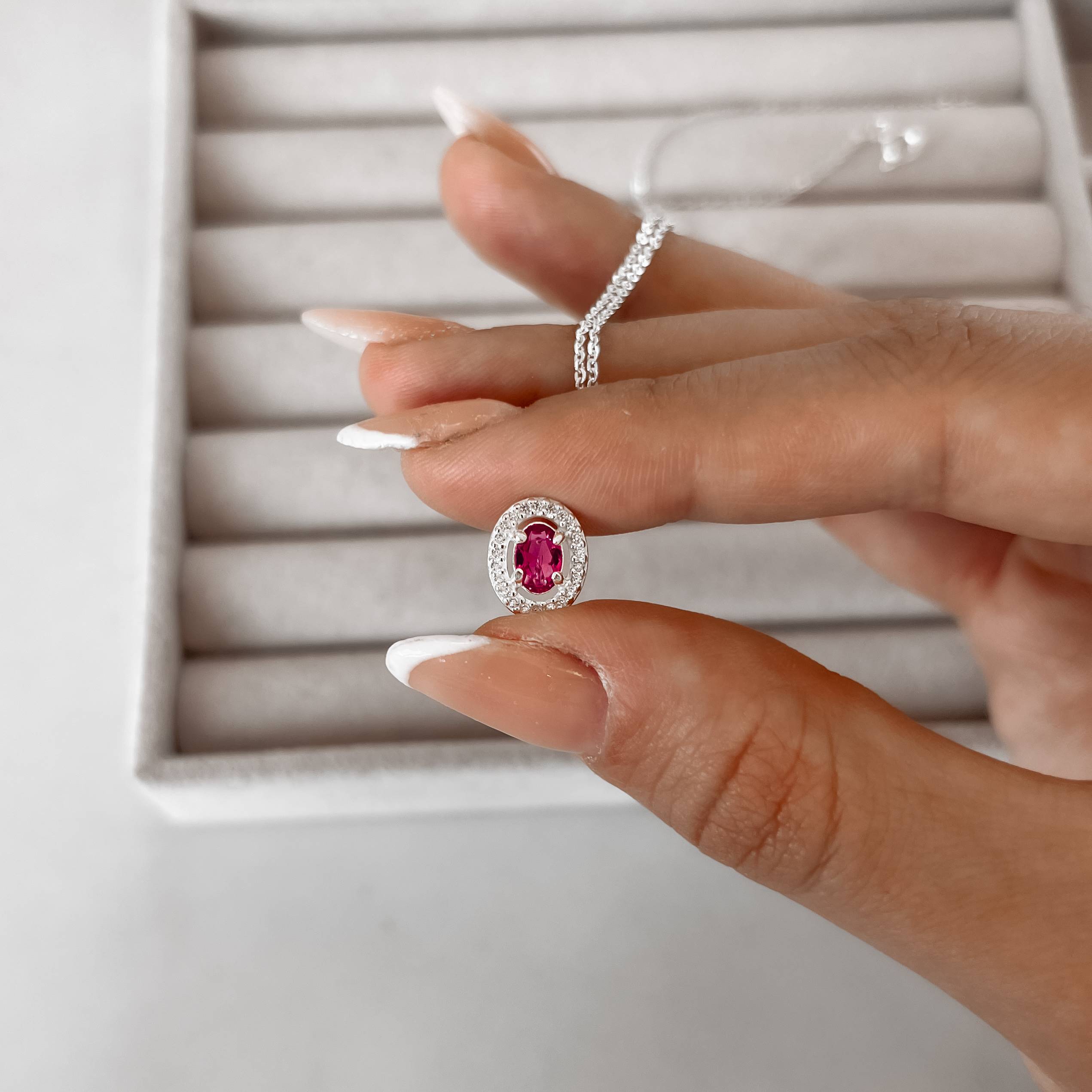 Imagem Secundária Colar zircônia oval cereja com cravejado 11mm corrente cadeadinho 45cm