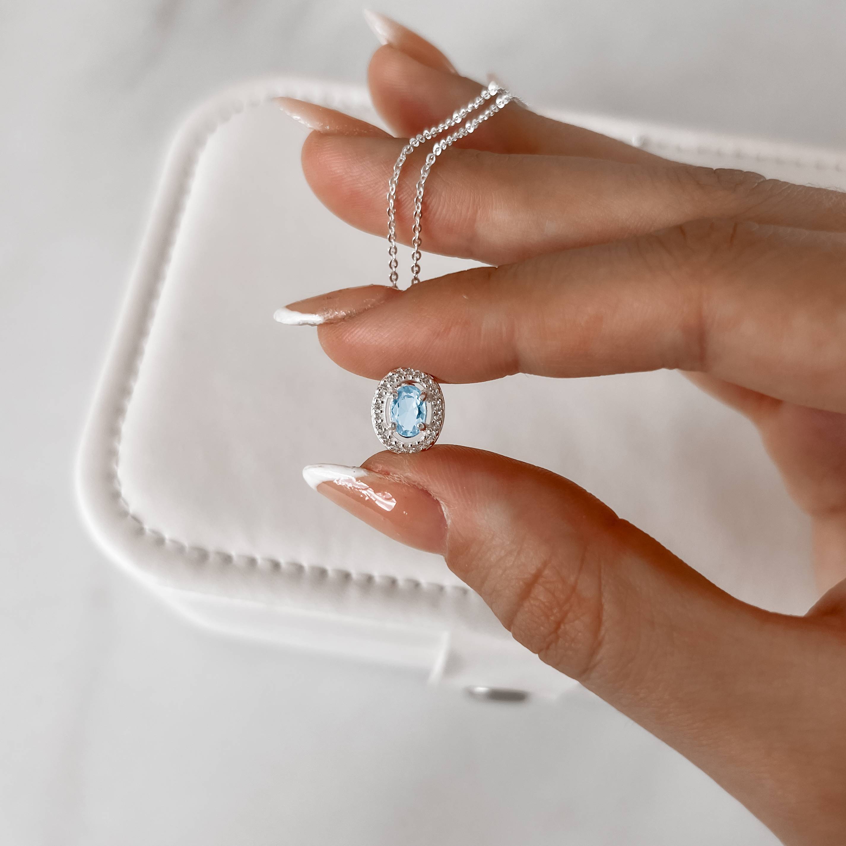 Imagem Secundária Colar zircônia oval azul claro com cravejado 11mm corrente cadeadinho 45cm