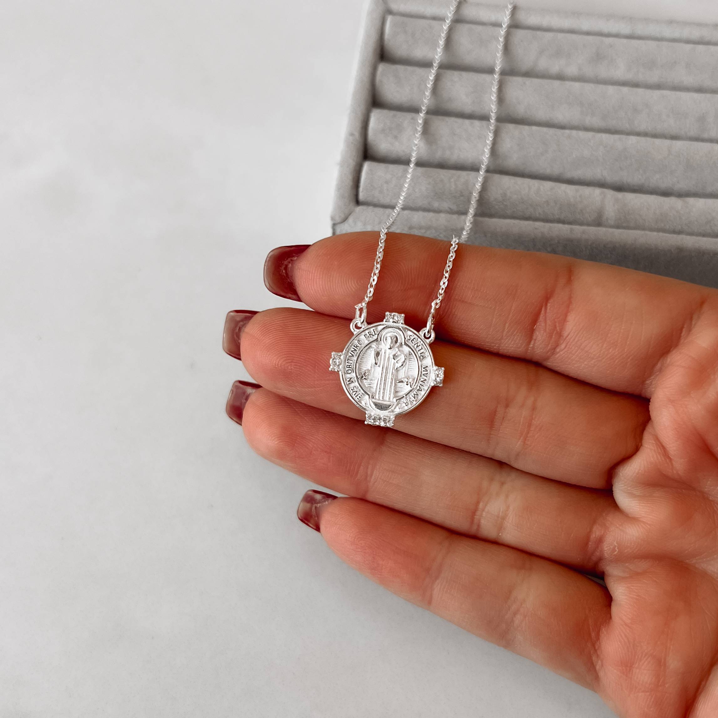 Imagem Colar medalha São Bento com zircônias 17mm corrente cadeado 40cm com alongadora