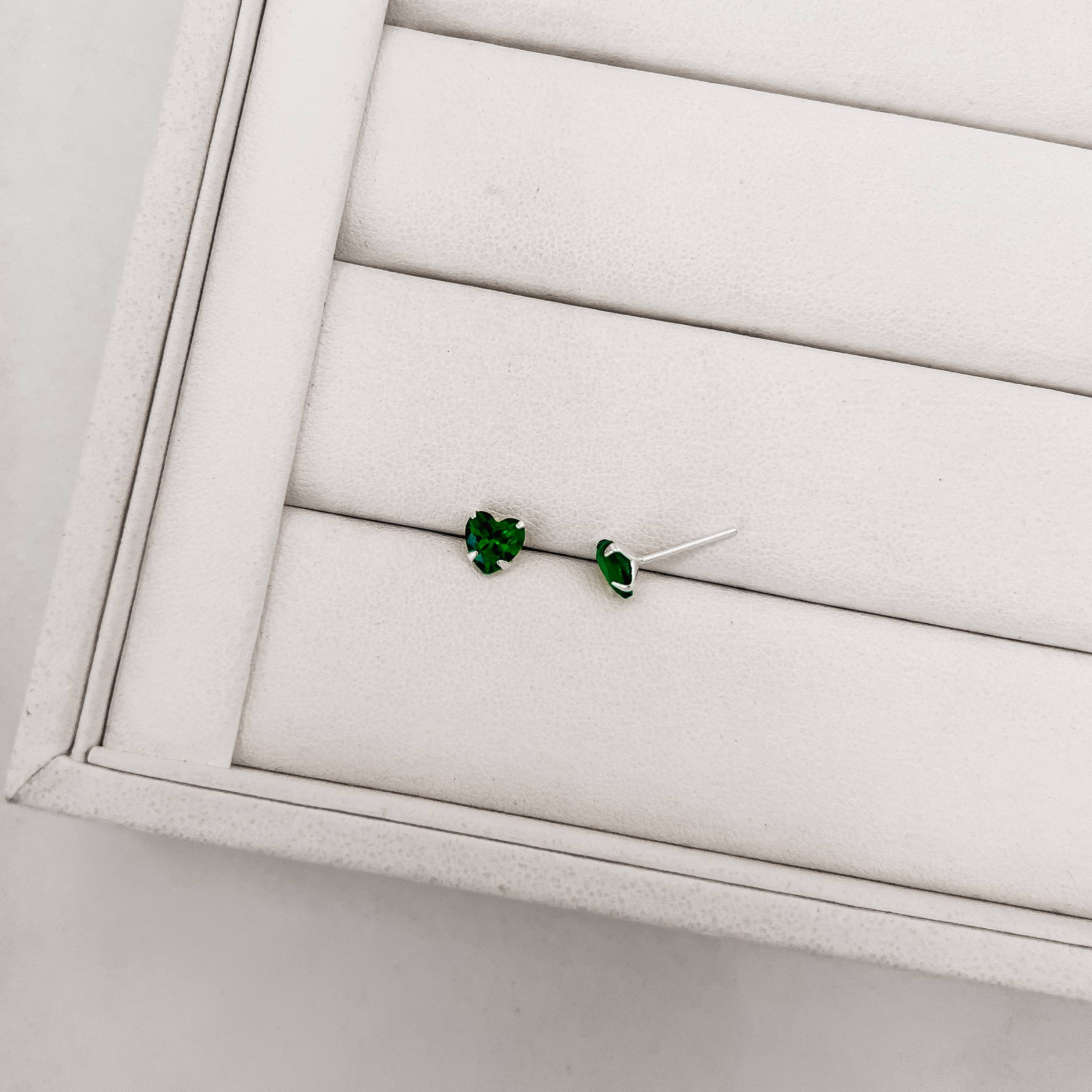 Imagem Brinco zircônia coração esmeralda 6mm