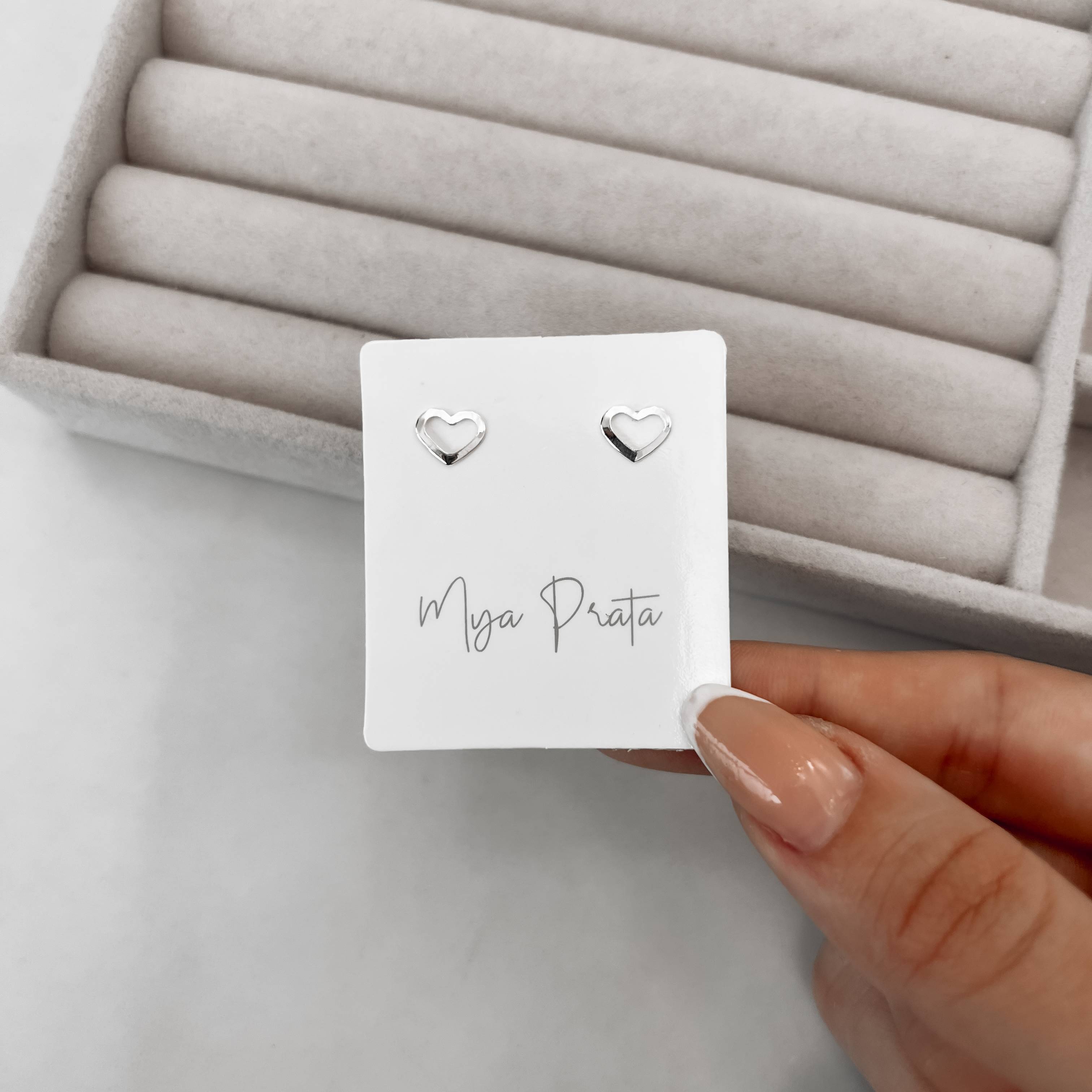 Imagem Brinco coração liso vazado 8mm