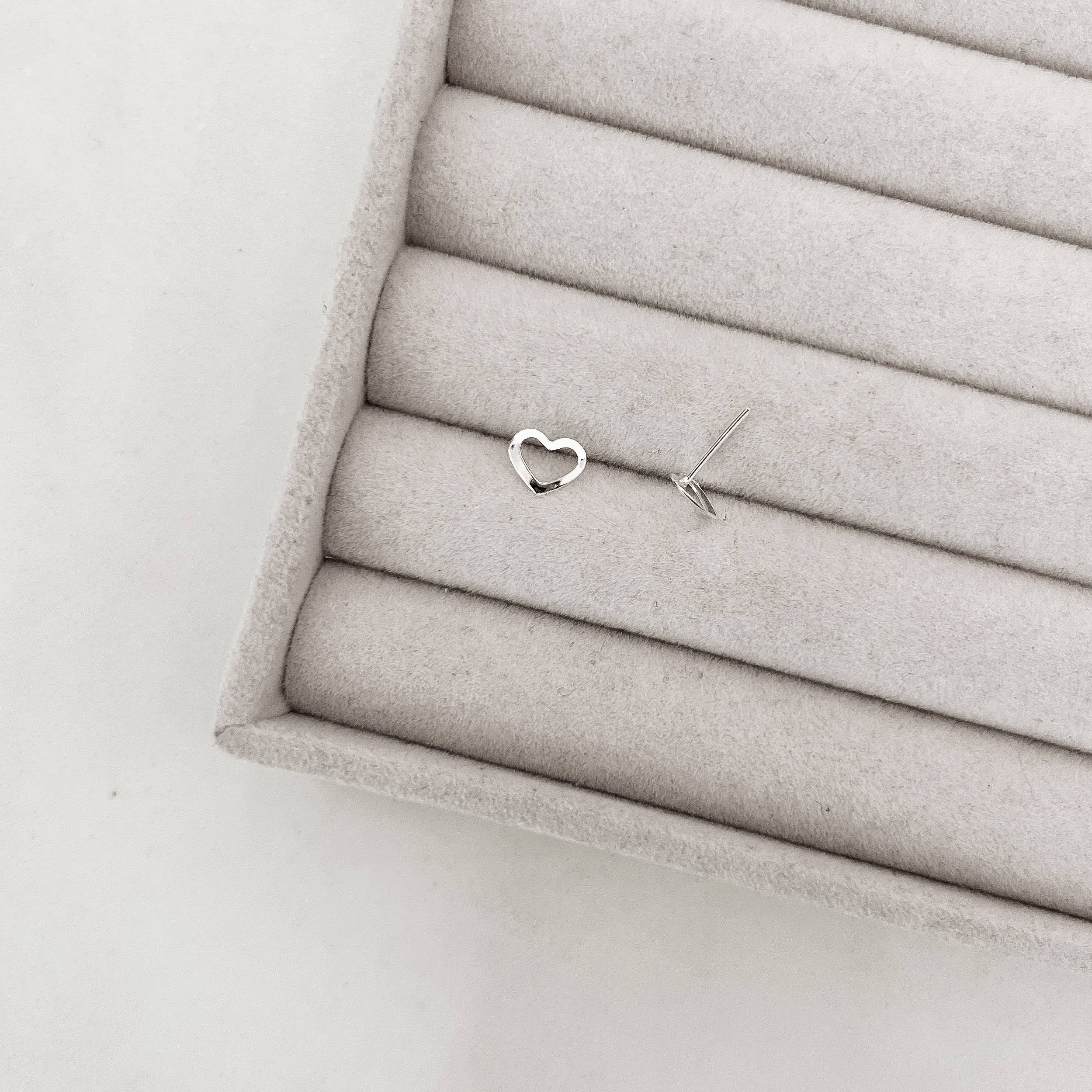 Imagem Secundária Brinco coração liso vazado 8mm