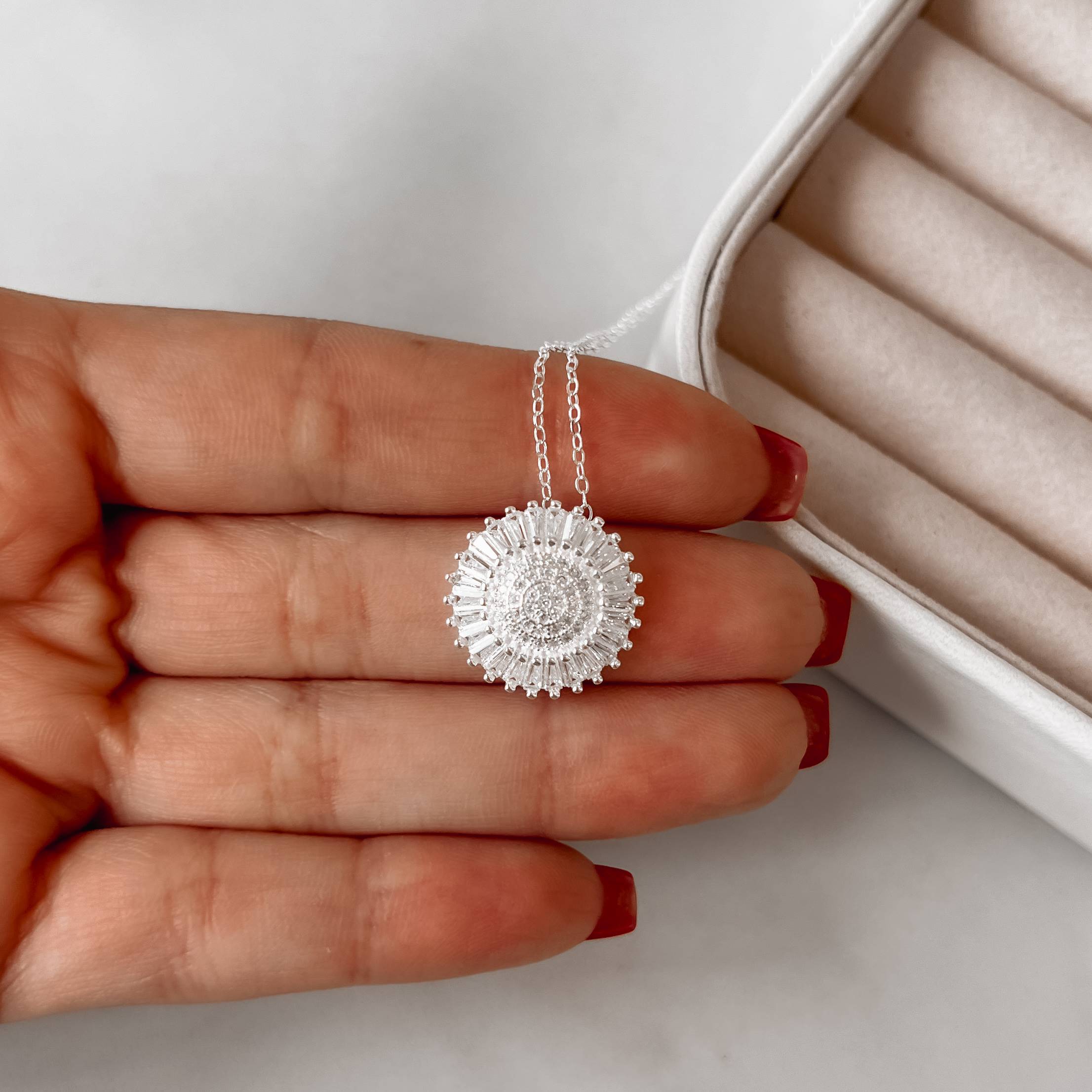 Imagem Secundária Colar pingente flor cravejada trabalhada 17mm corrente cadeado 40+5cm