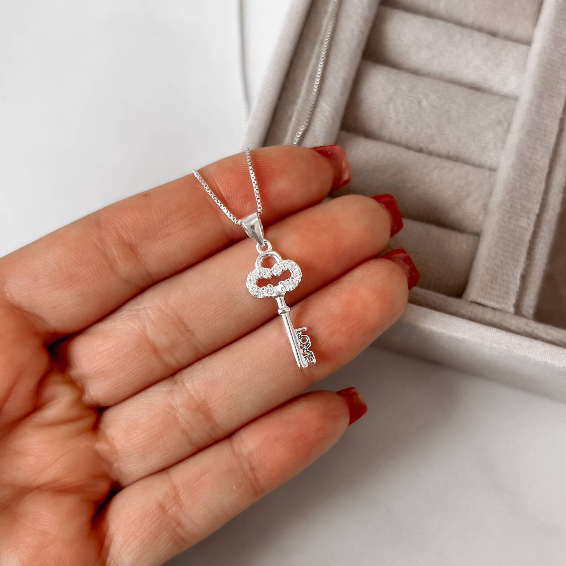 Colar pingente chave cravejada escrito love 21mm 45cm