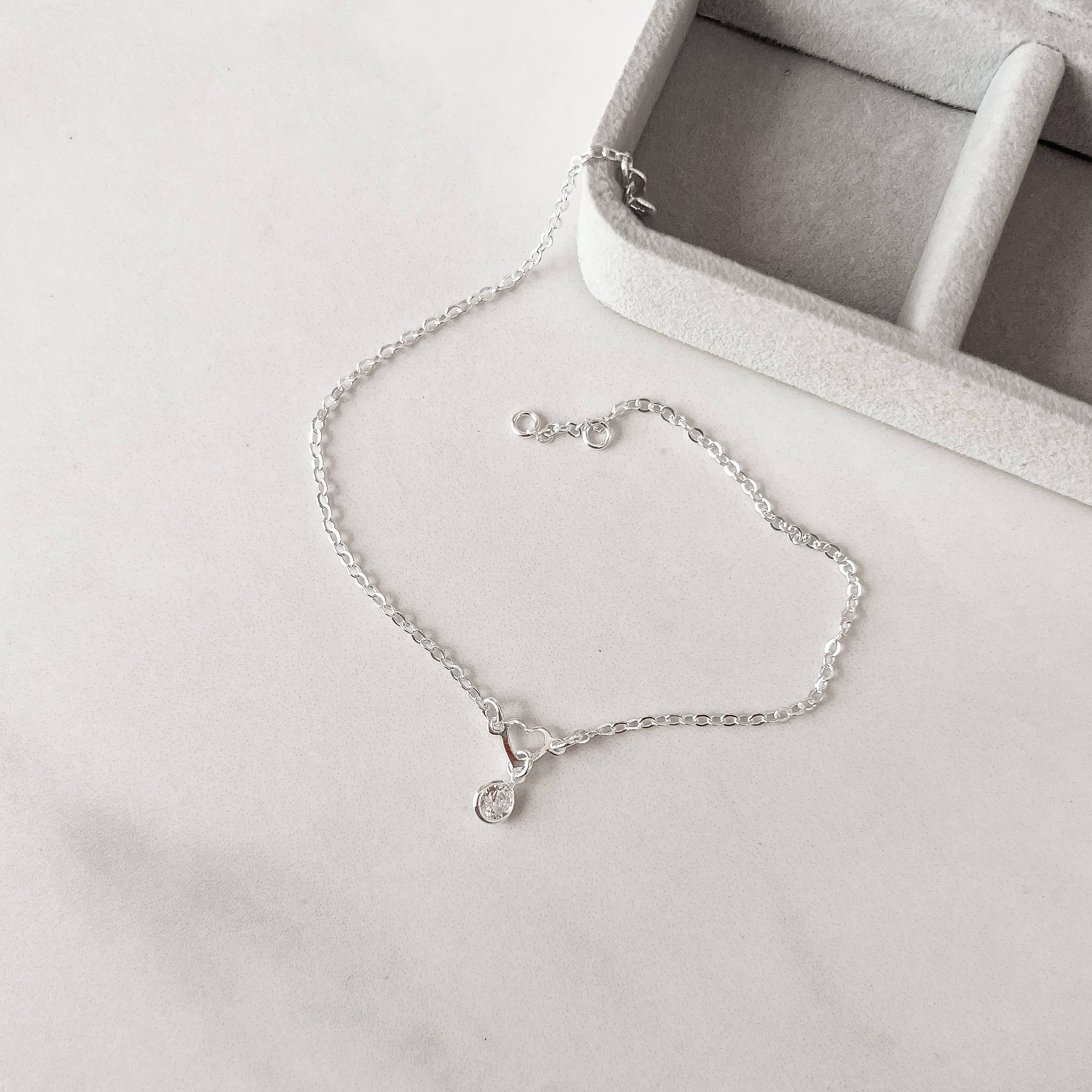 Tornozeleira entremeio coração vazado com pingente zircônia 6mm