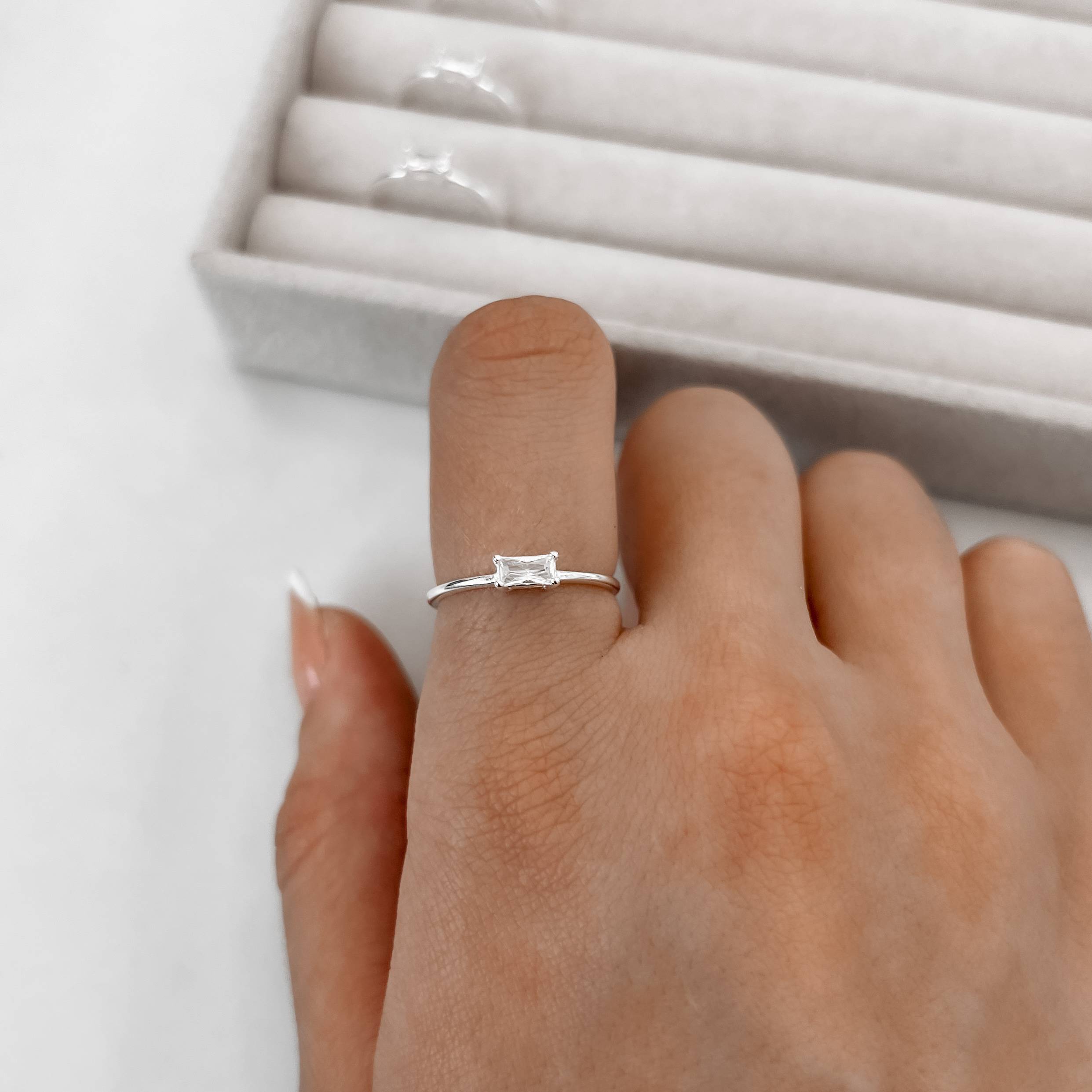 Anel solitário zircônia retangular 6mm caixa alta