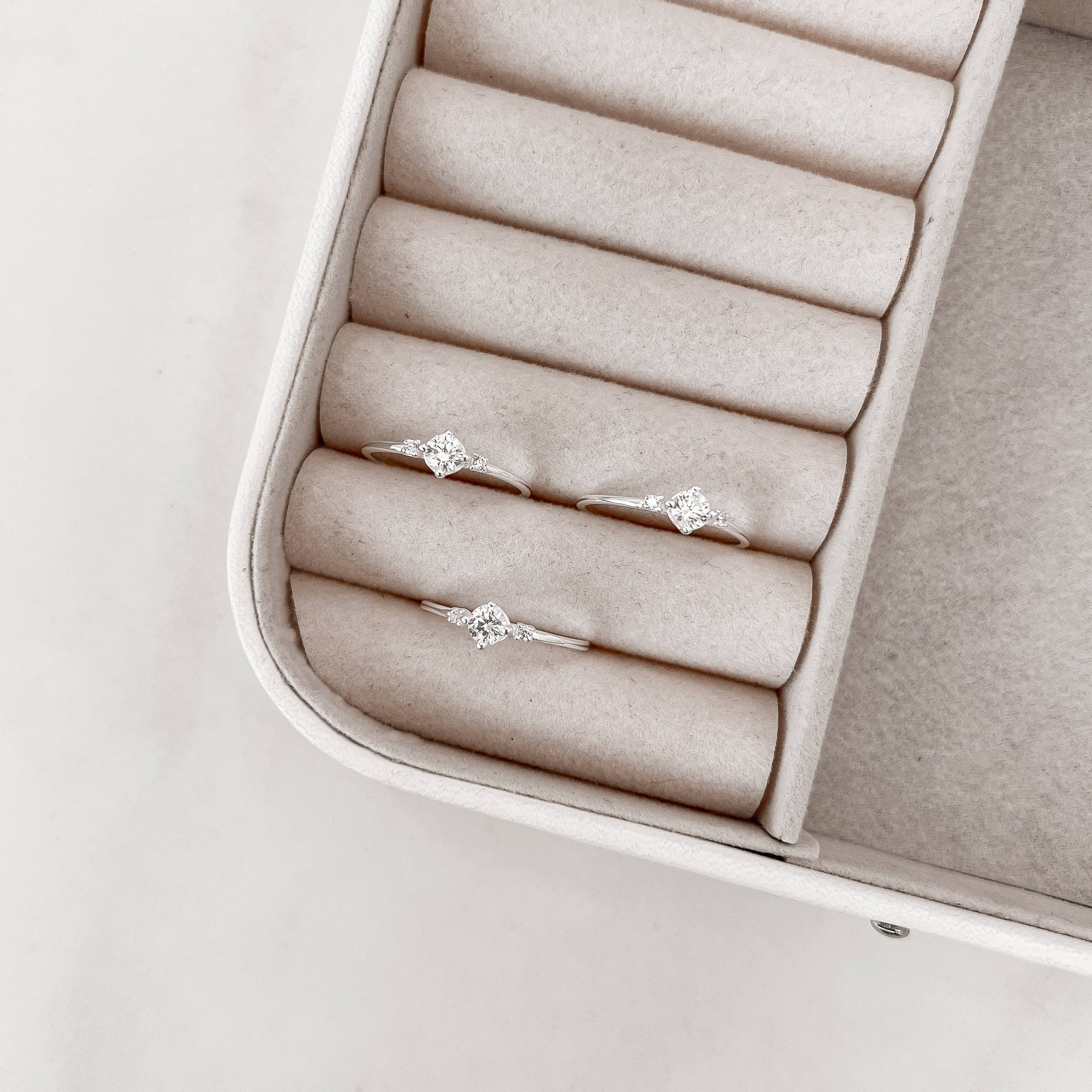 Imagem Secundária Anel zircônias redondas