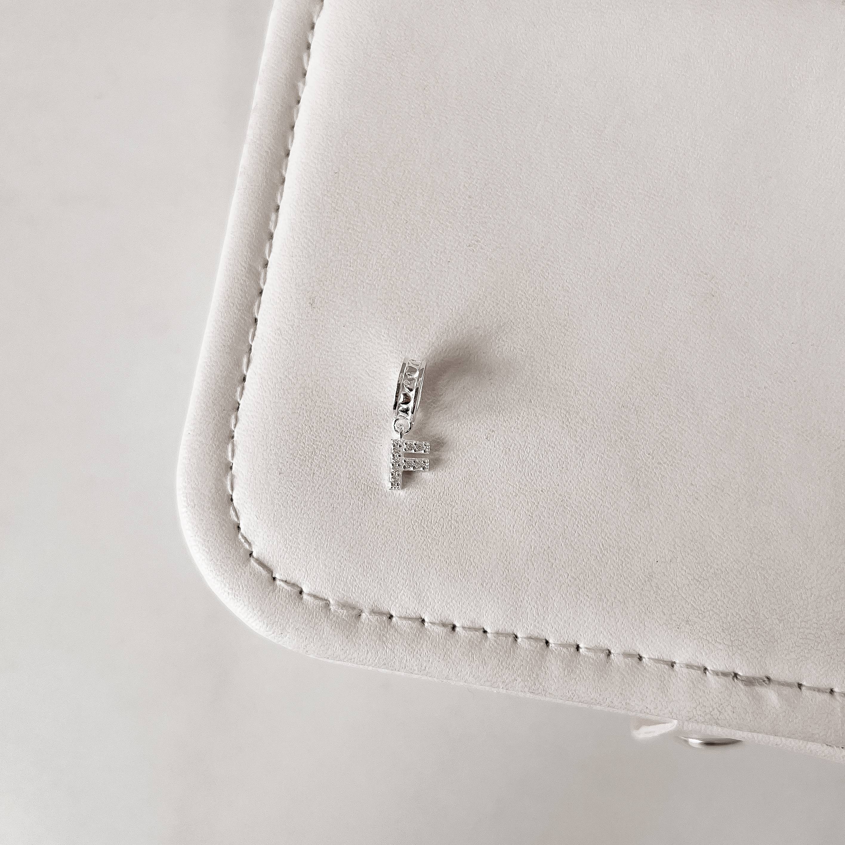 Berloque pingente letra F cravejada 6mm elo corações