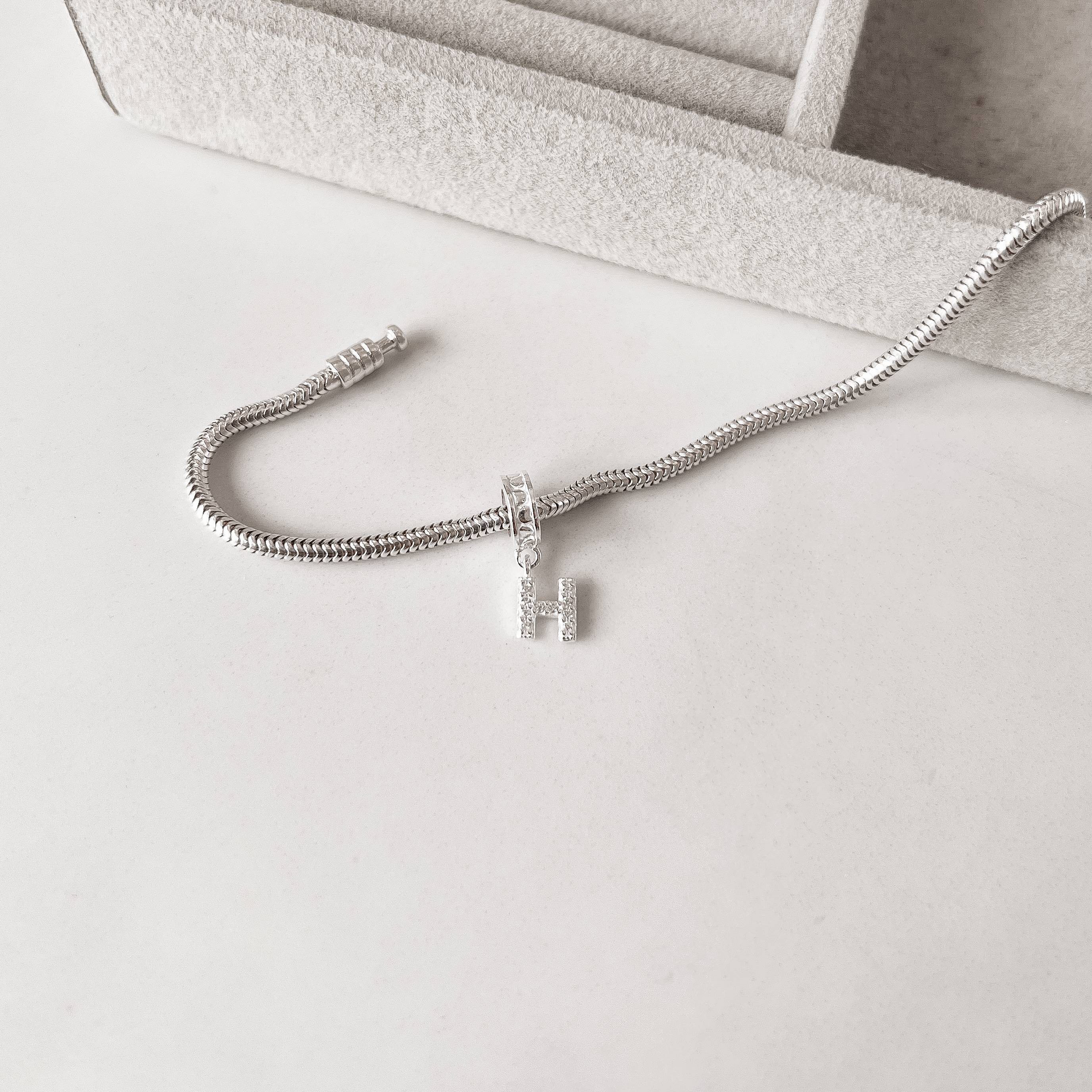 Berloque pingente letra H cravejada 6mm elo corações