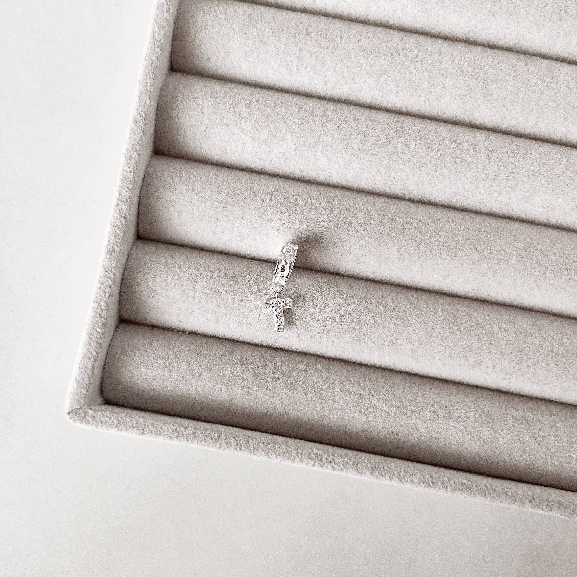 Berloque pingente letra T cravejada 6mm elo corações