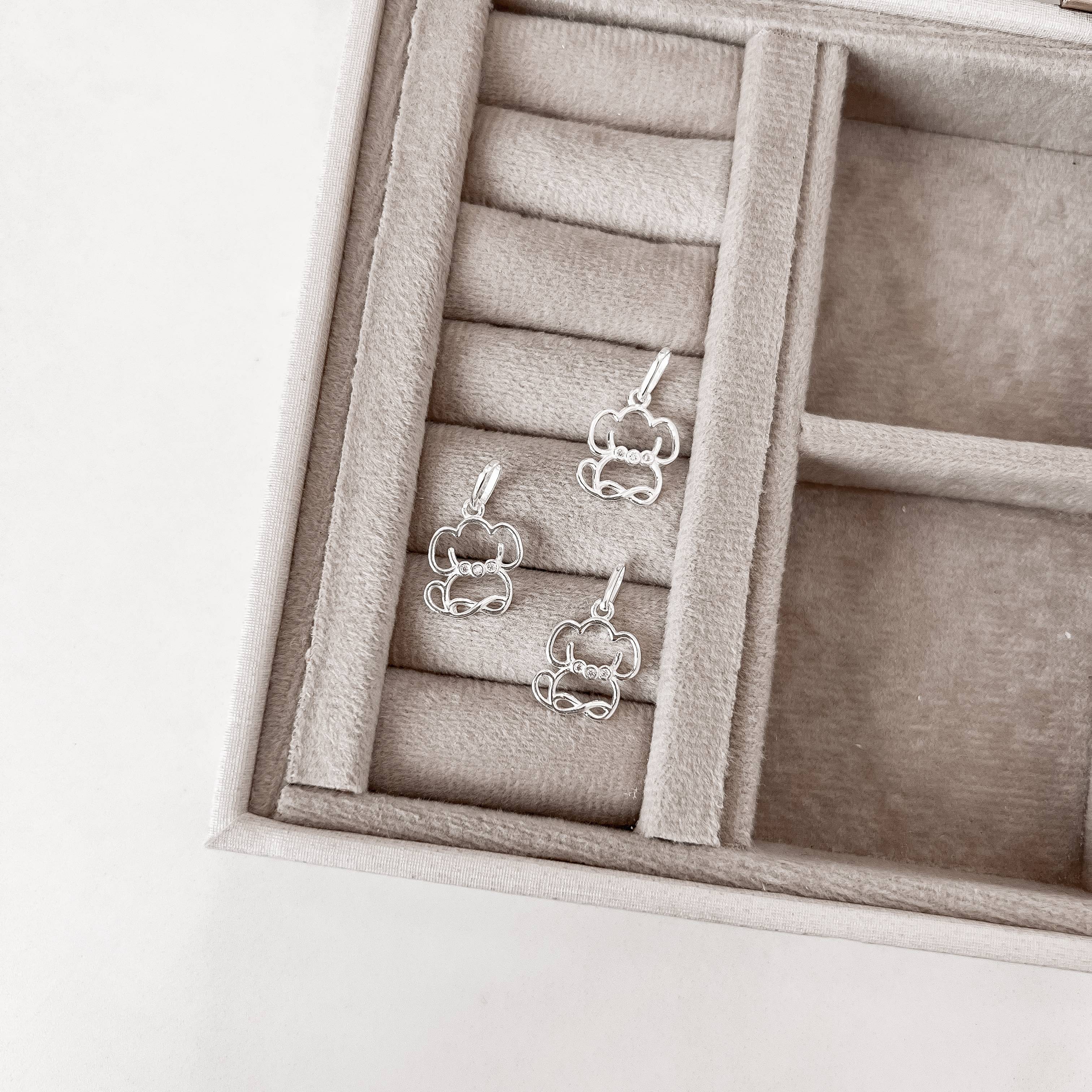 Pingente cachorro vazado com zircônias 12mm