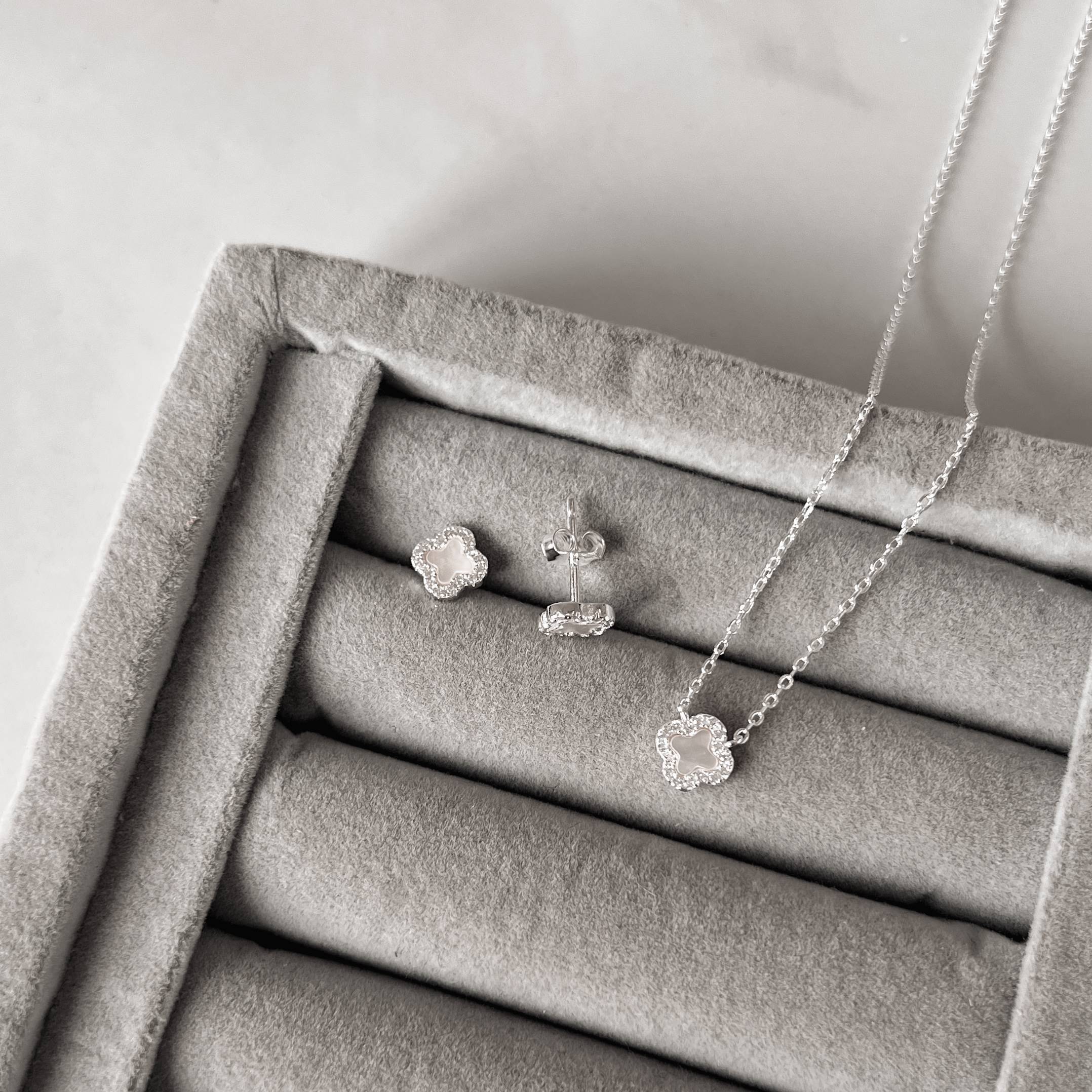 Conjunto brinco e colar trevo madrepérola com cravejado 7mm 40cm com extensor