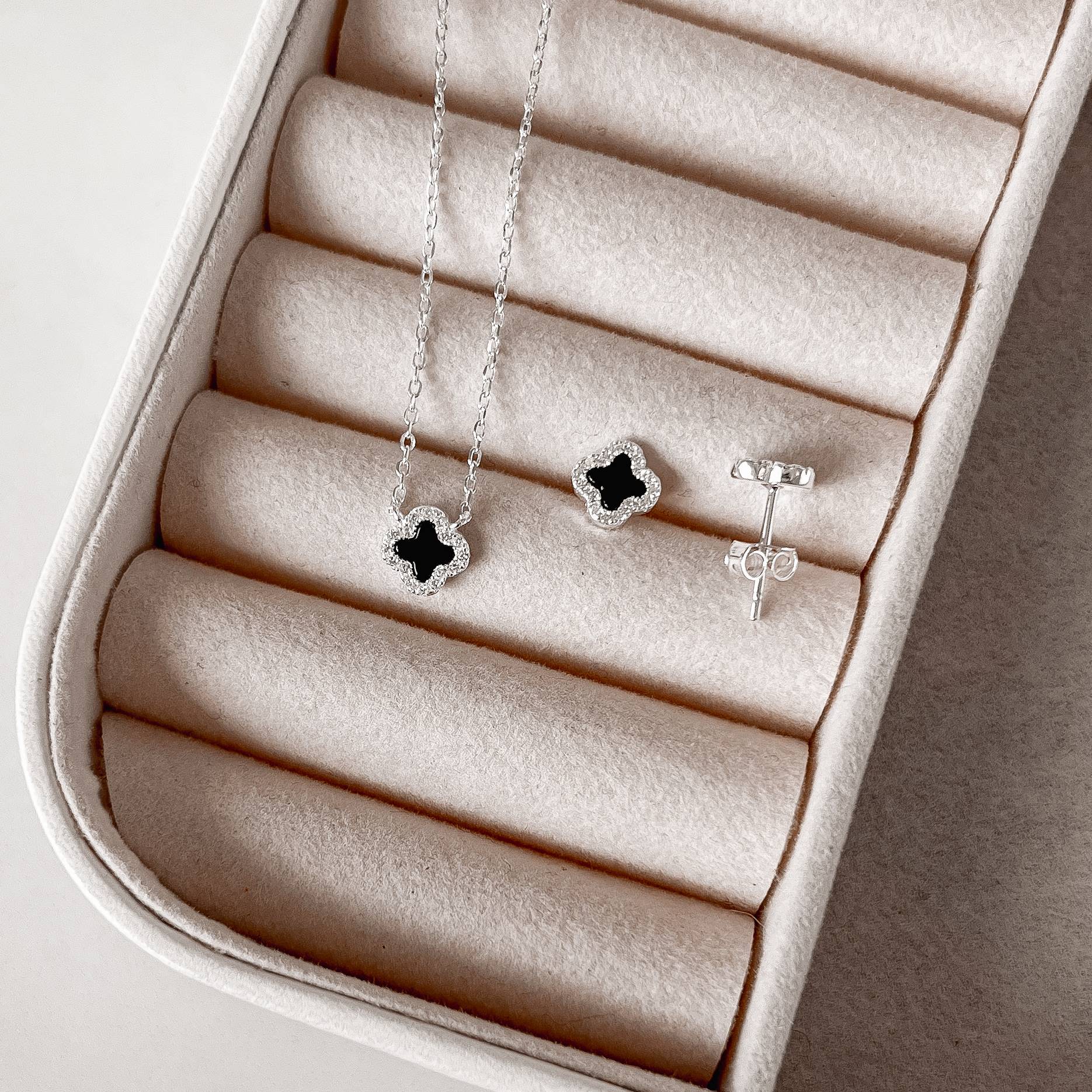 Conjunto brinco e colar trevo ônix com cravejado 7mm 40cm com extensor