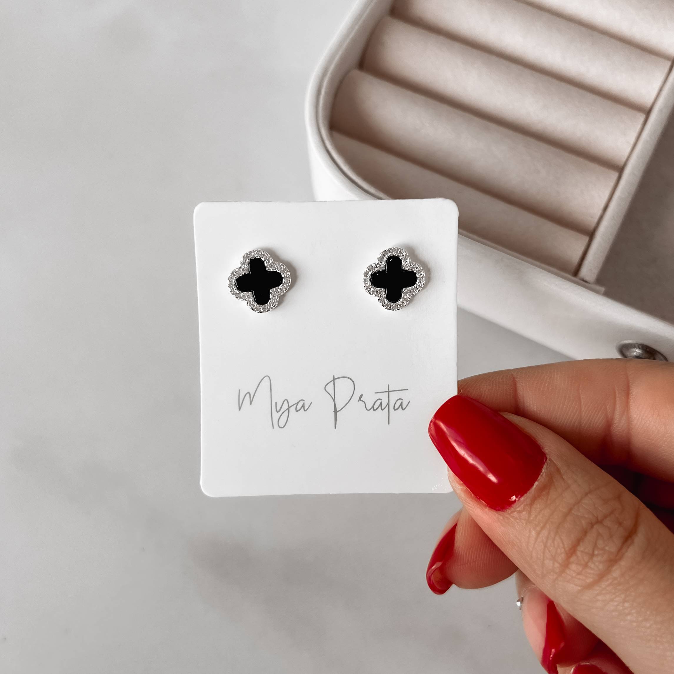 Imagem Brinco trevo ônix cravejado 10mm