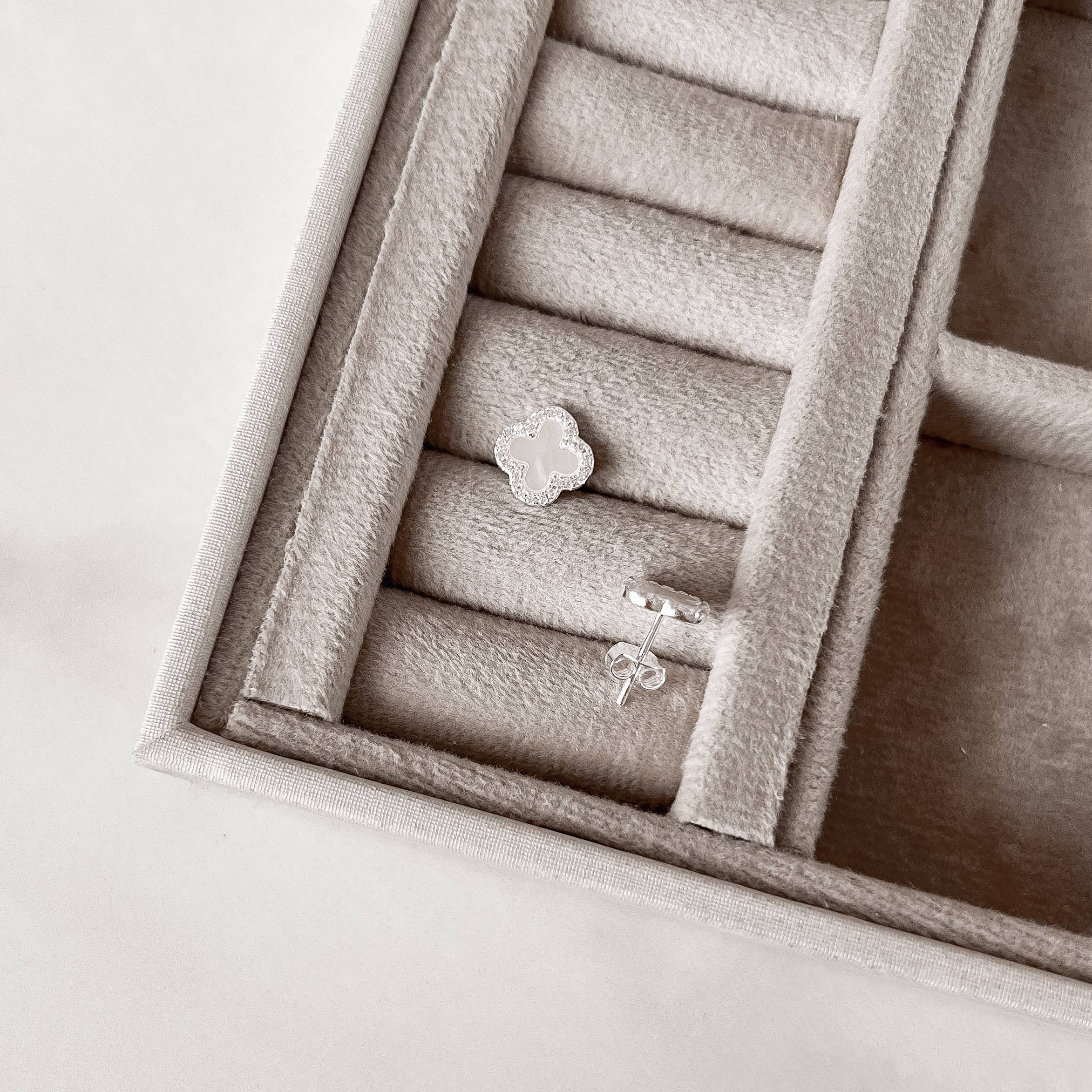 Imagem Brinco trevo madrepérola cravejado 10mm