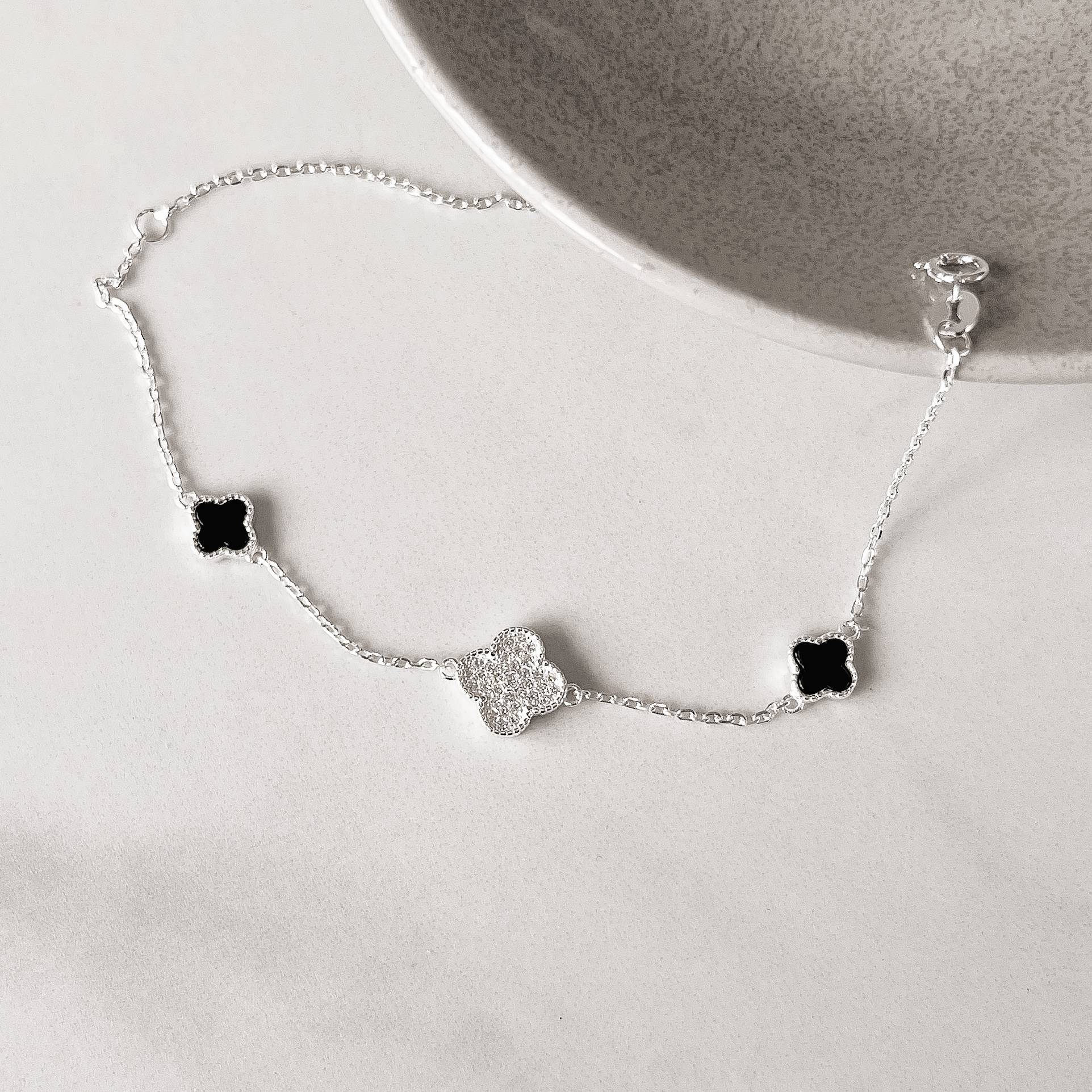 Pulseira entremeios trevos ônix 7mm e cravejado 10mm