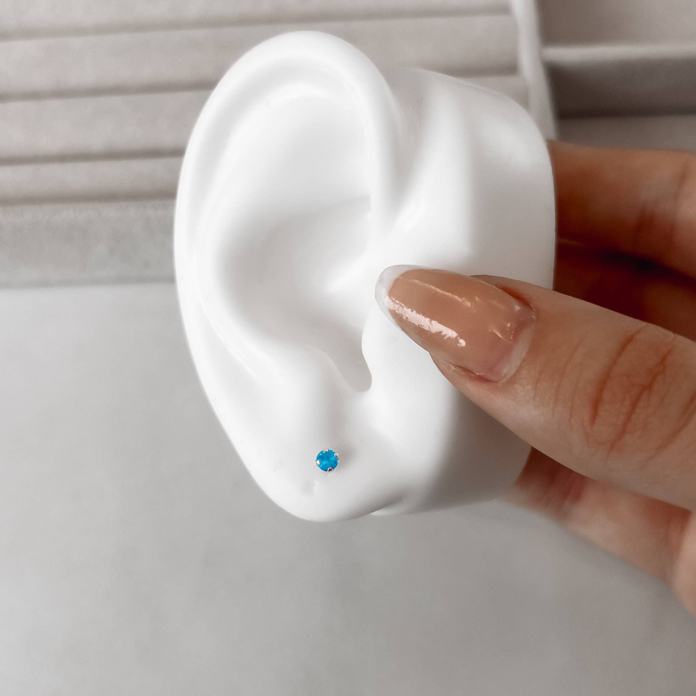 Brinco zircônia redonda azul 3mm garra