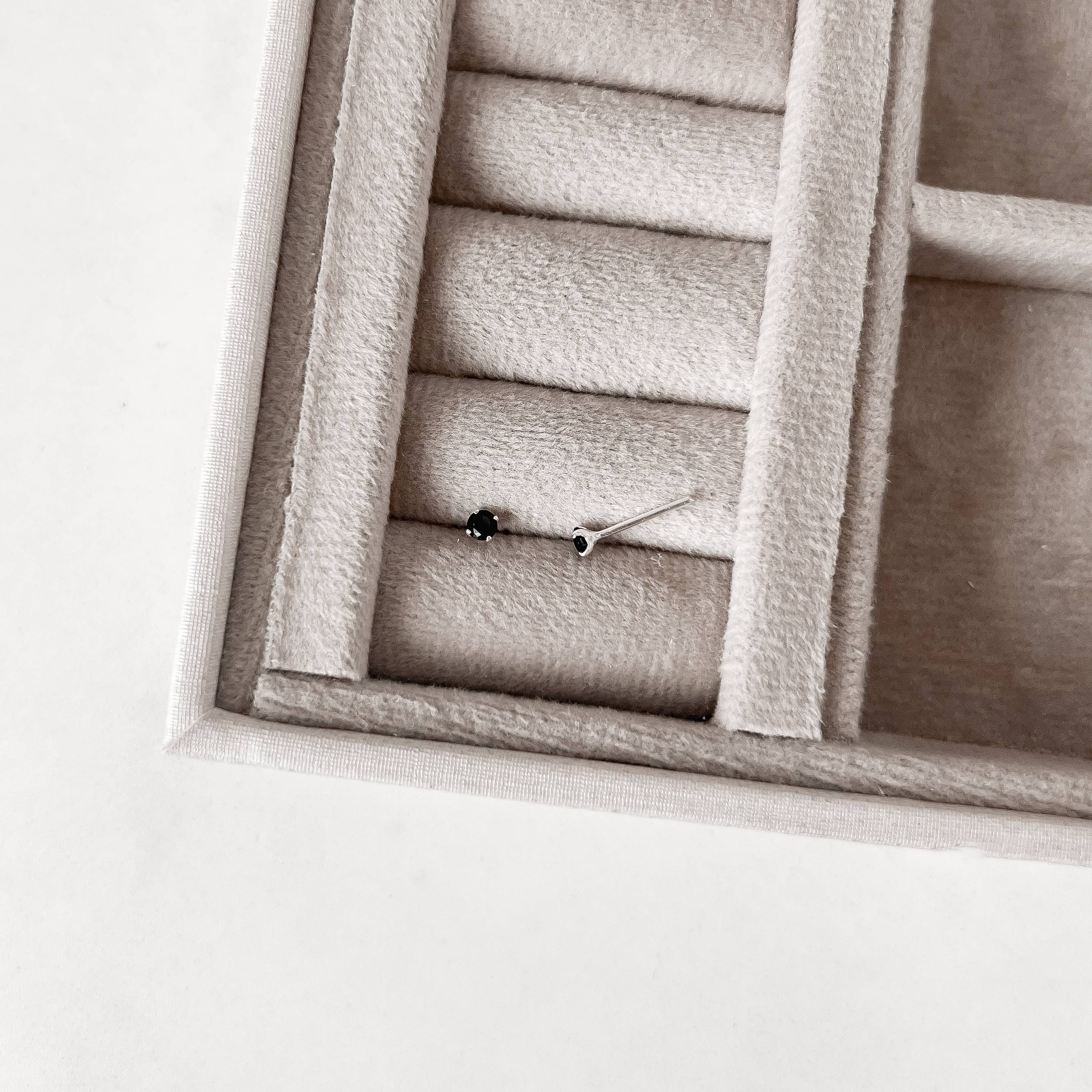 Brinco zircônia redonda ônix 3mm