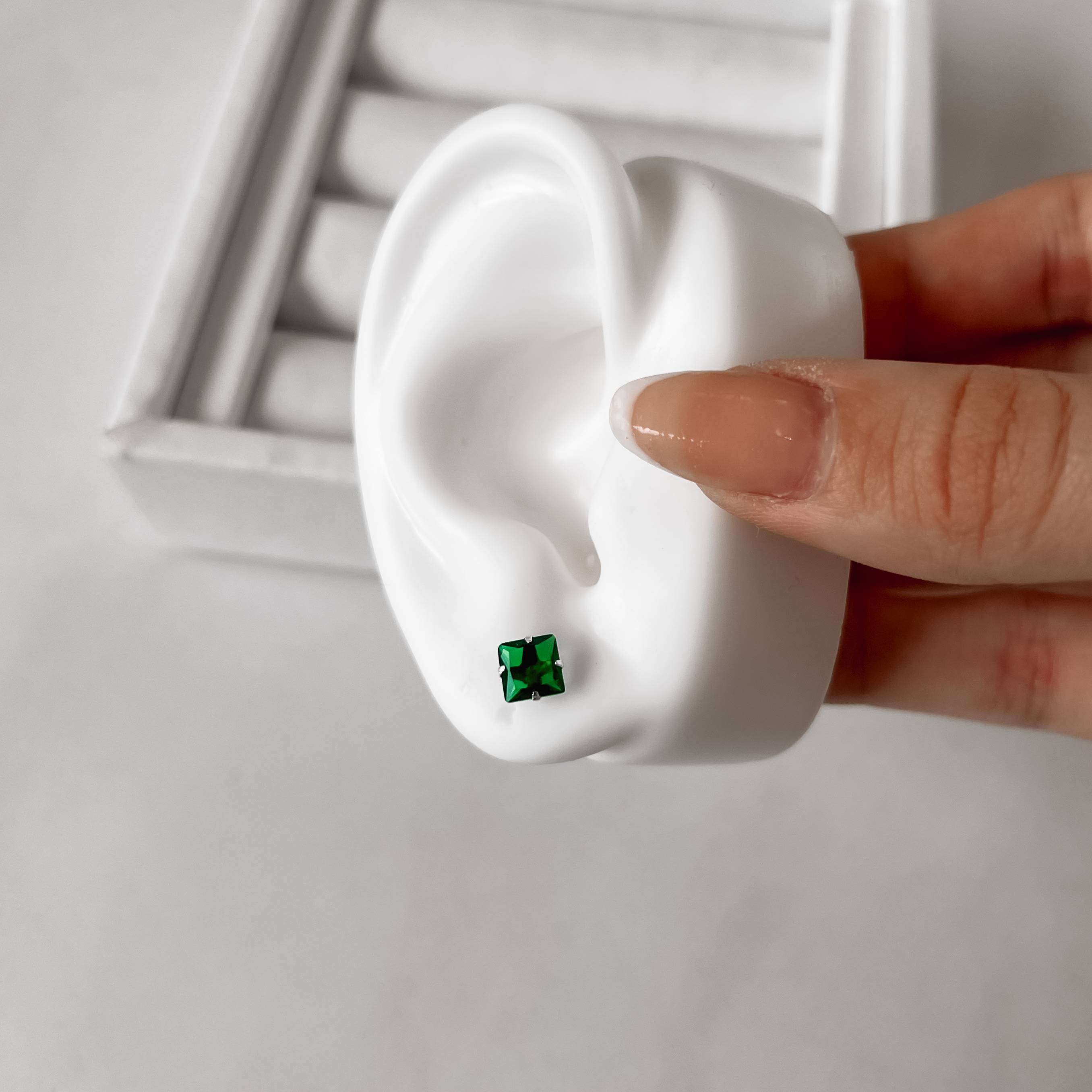 Imagem Secundária Brinco zircônia quadrada esmeralda 6mm