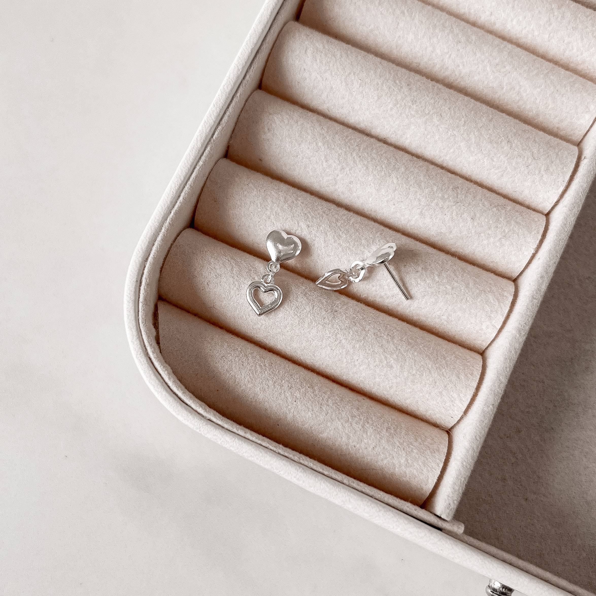 Imagem Secundária Brinco coração com pingente coração vazado 6mm