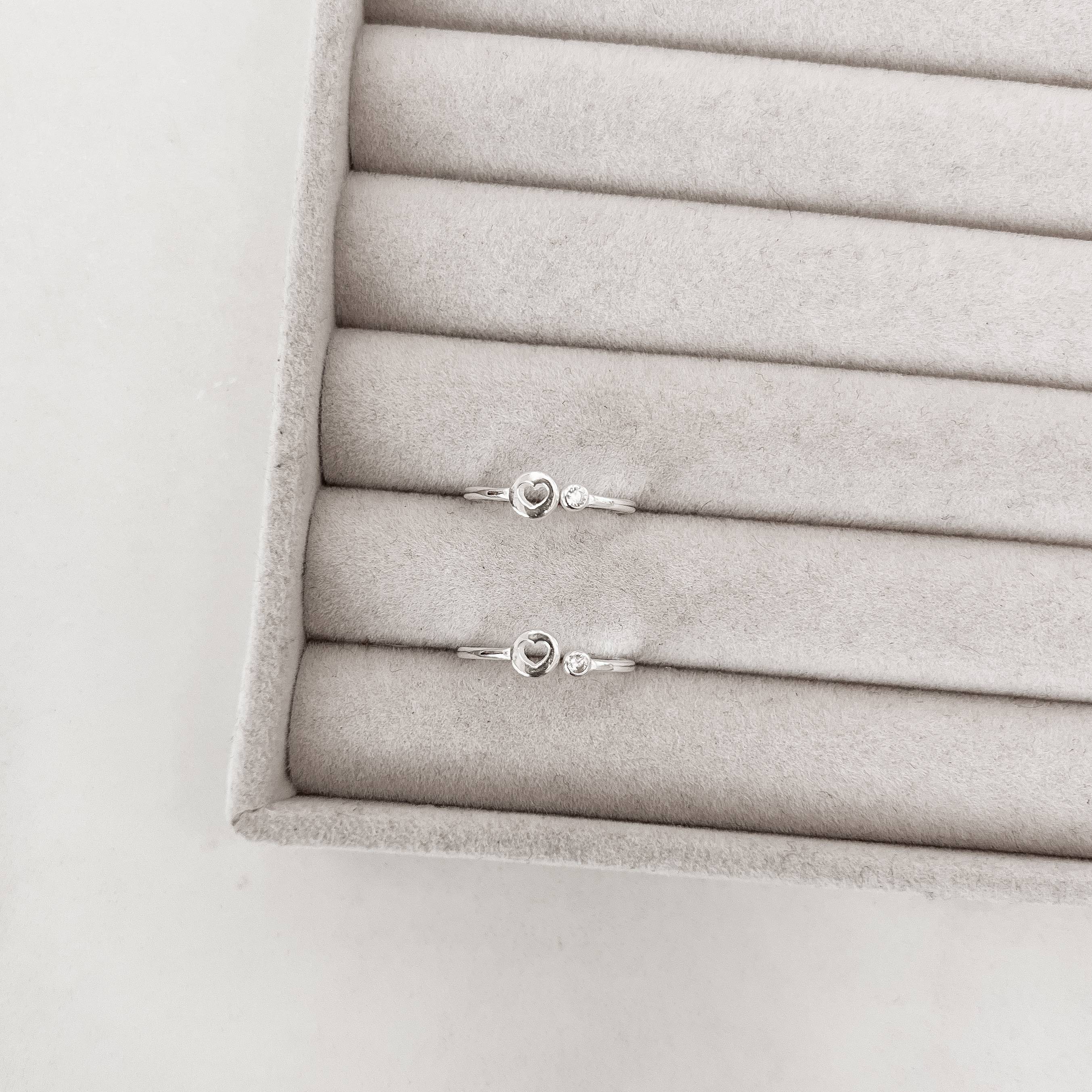 Imagem Secundária Anel medalha coração e mini zircônia regulável P