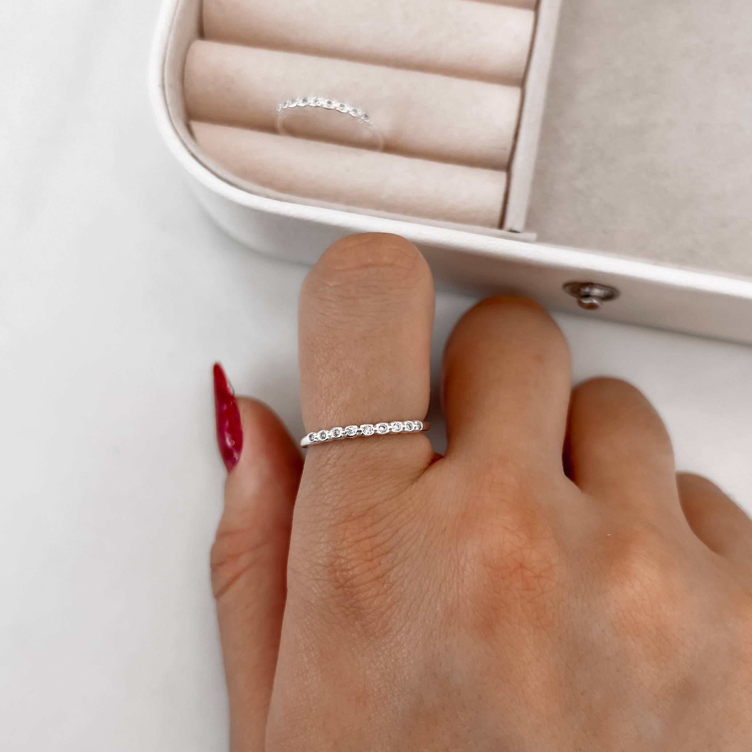 Imagem Secundária Anel meia aliança círculos cravejados cristal