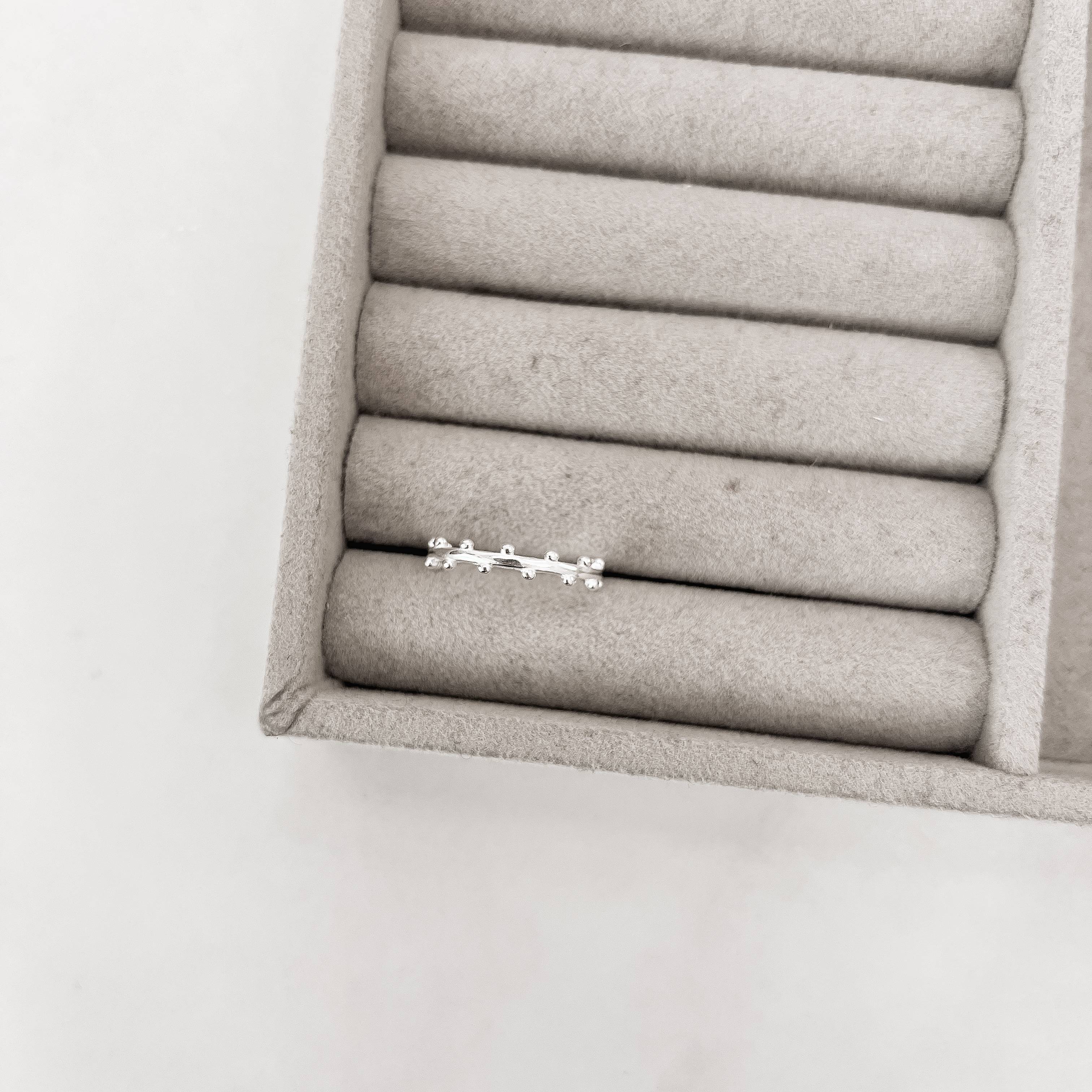 Imagem Anel detalhe bolinhas