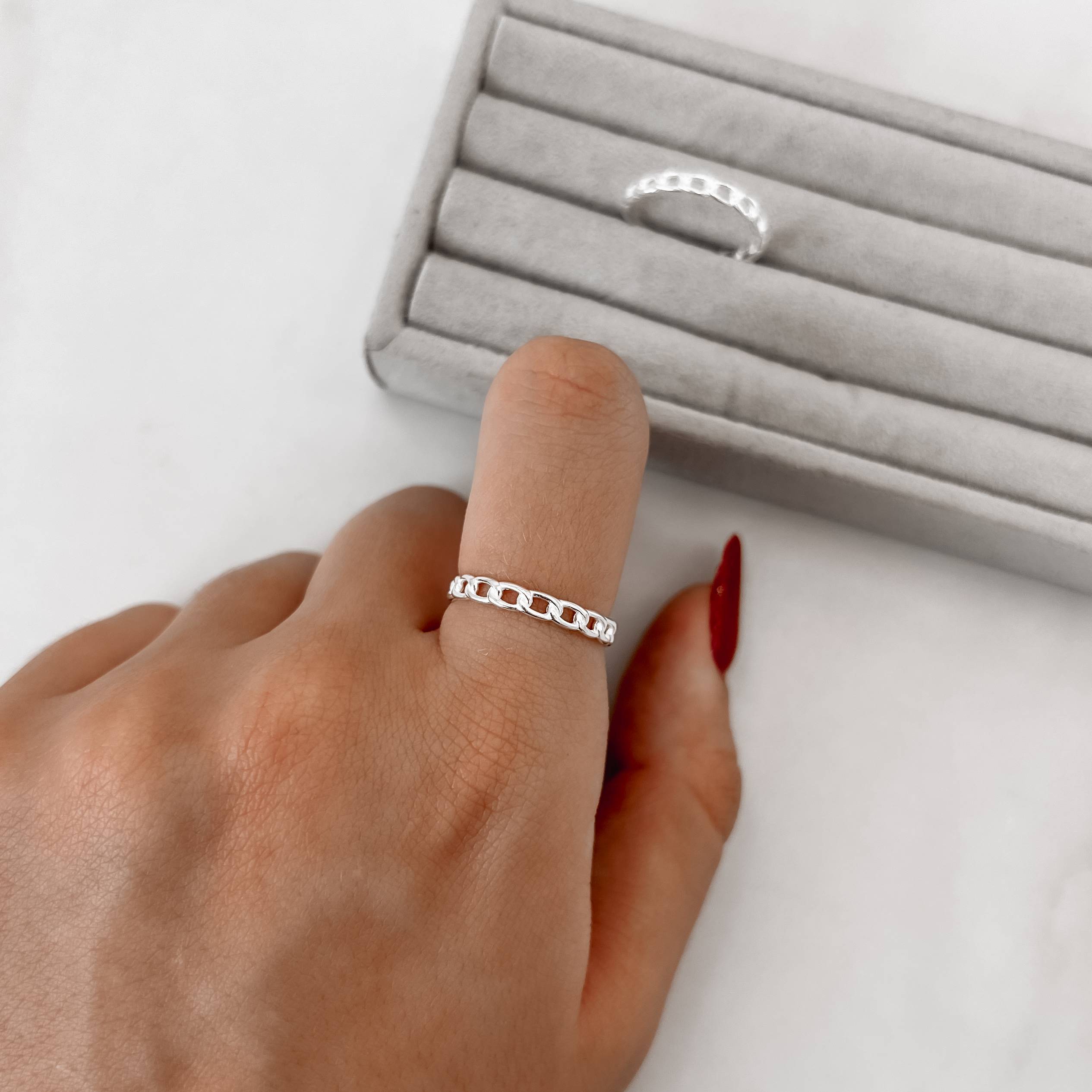 Anel detalhe correntes