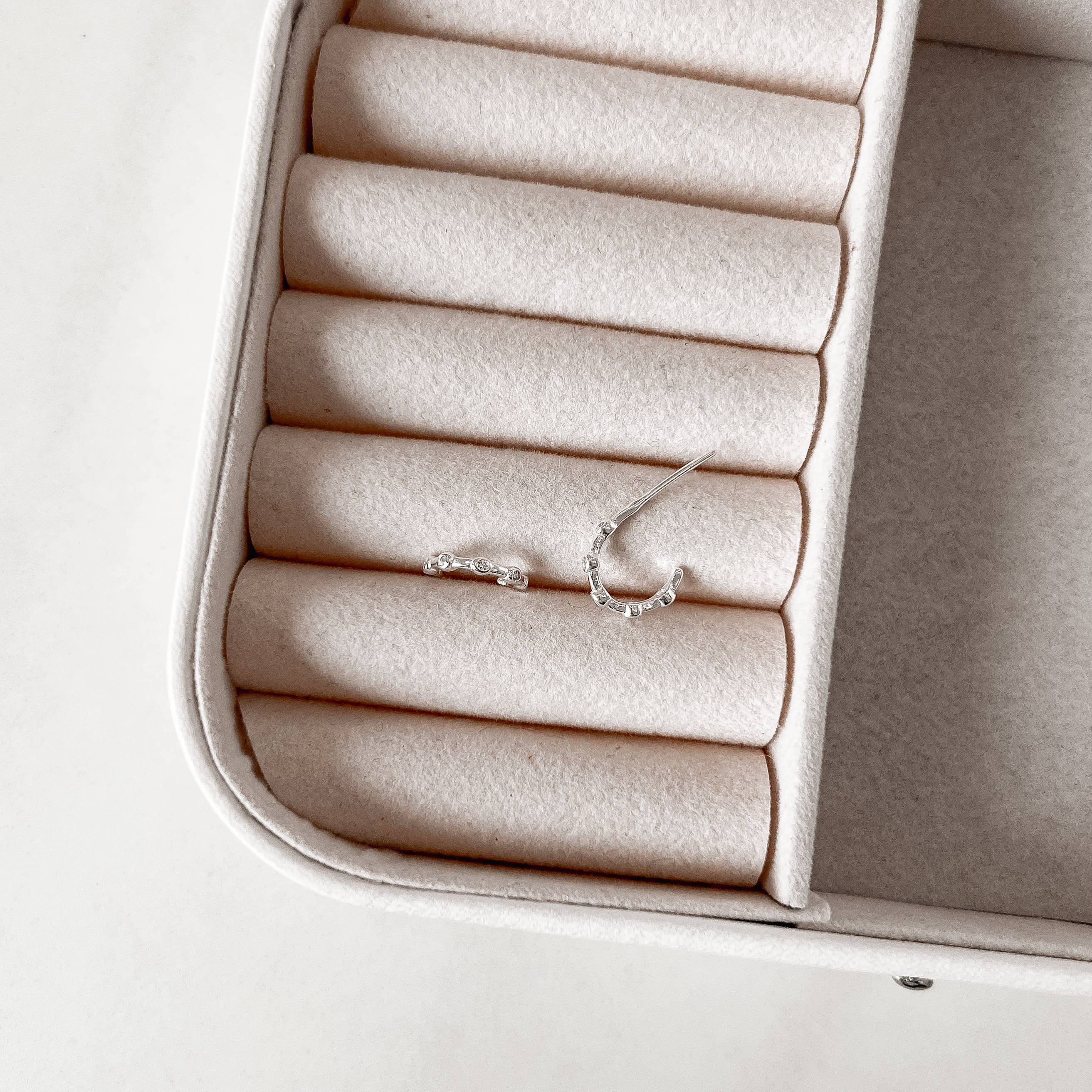 Imagem Argola fina com zircônias 11mm tarraxa