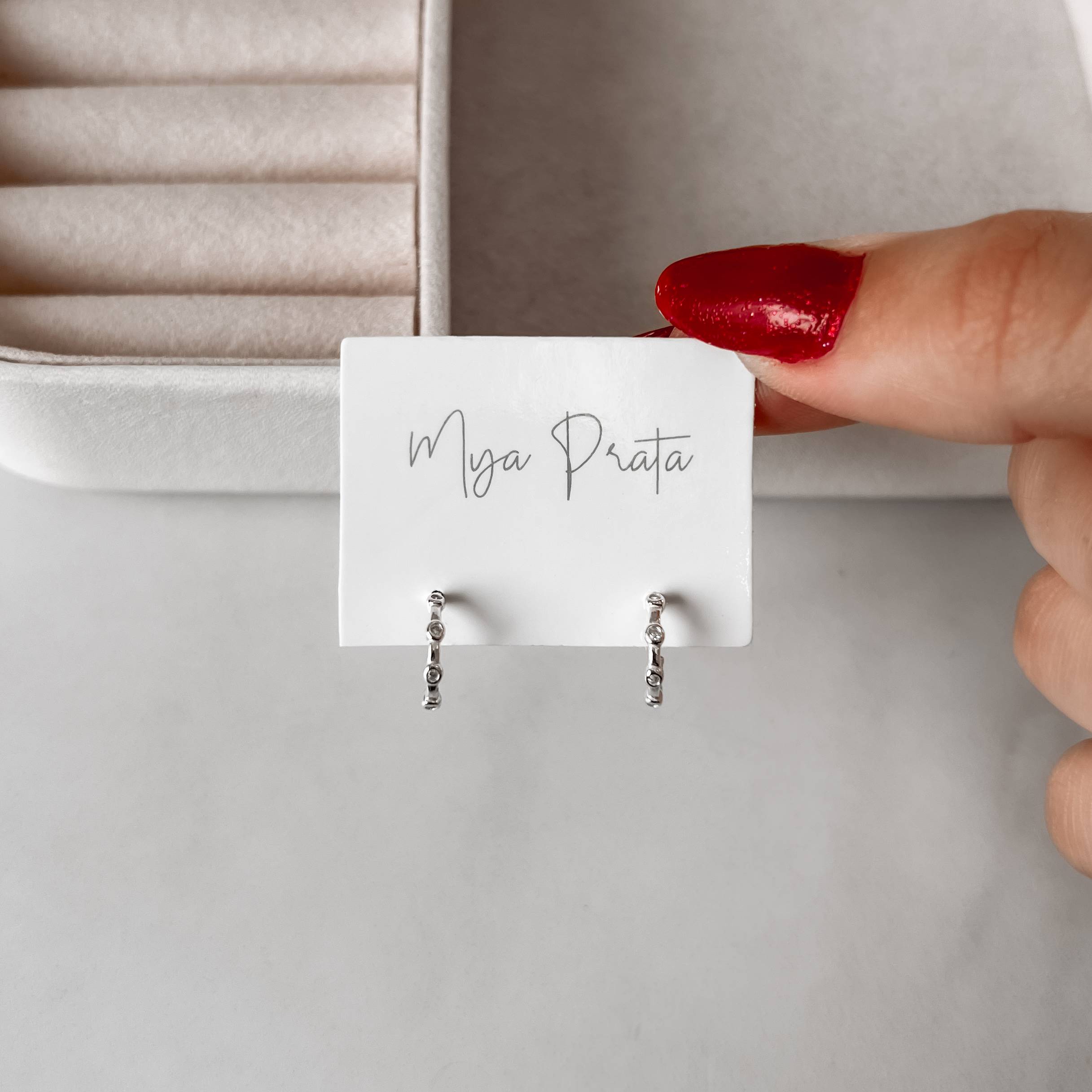 Imagem Secundária Argola fina com zircônias 11mm tarraxa