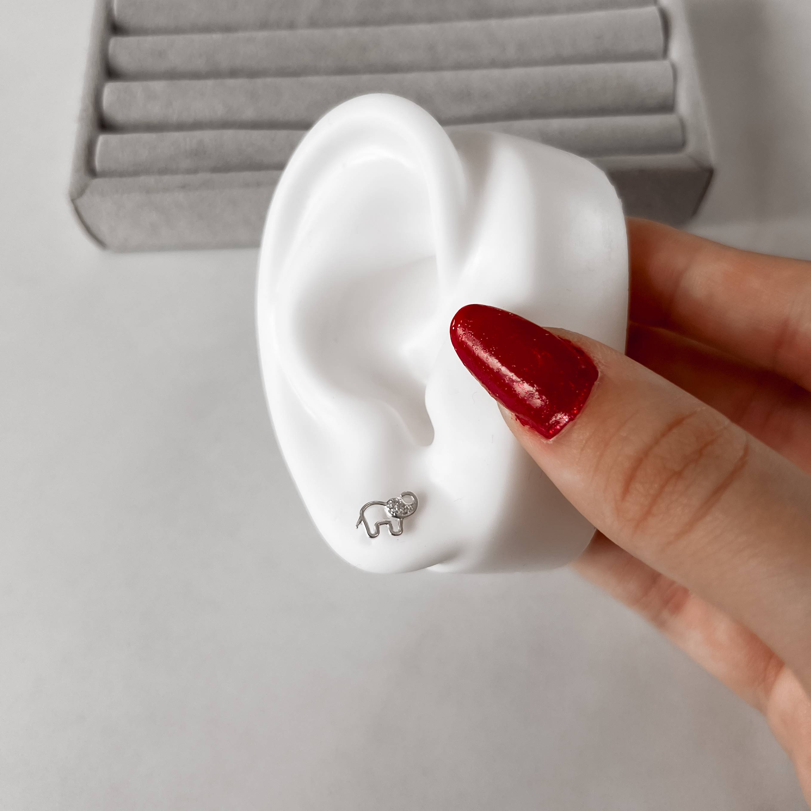 Imagem Secundária Brinco elefante vazado cabeça cravejada 10mm