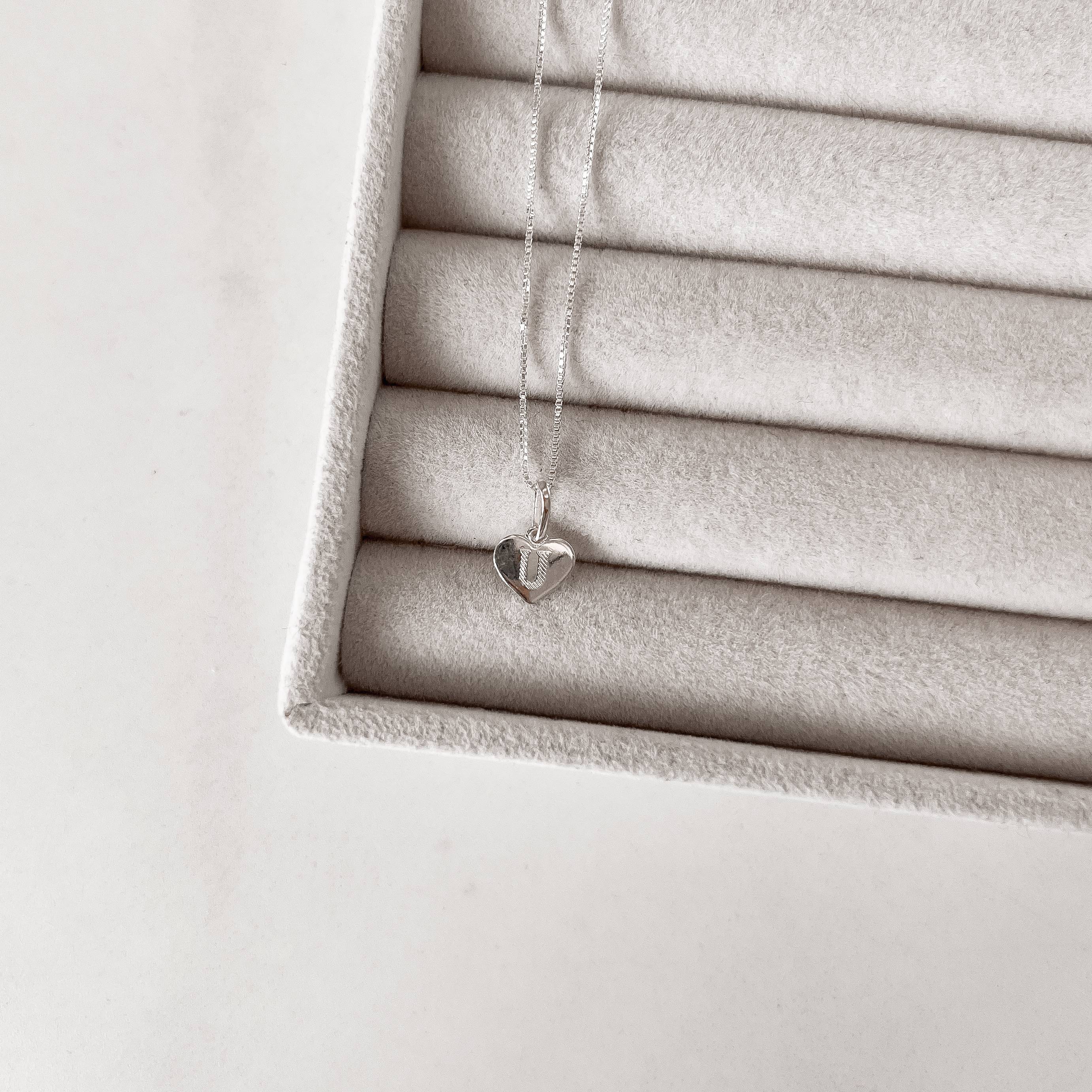 Colar pingente coração letra U 45cm