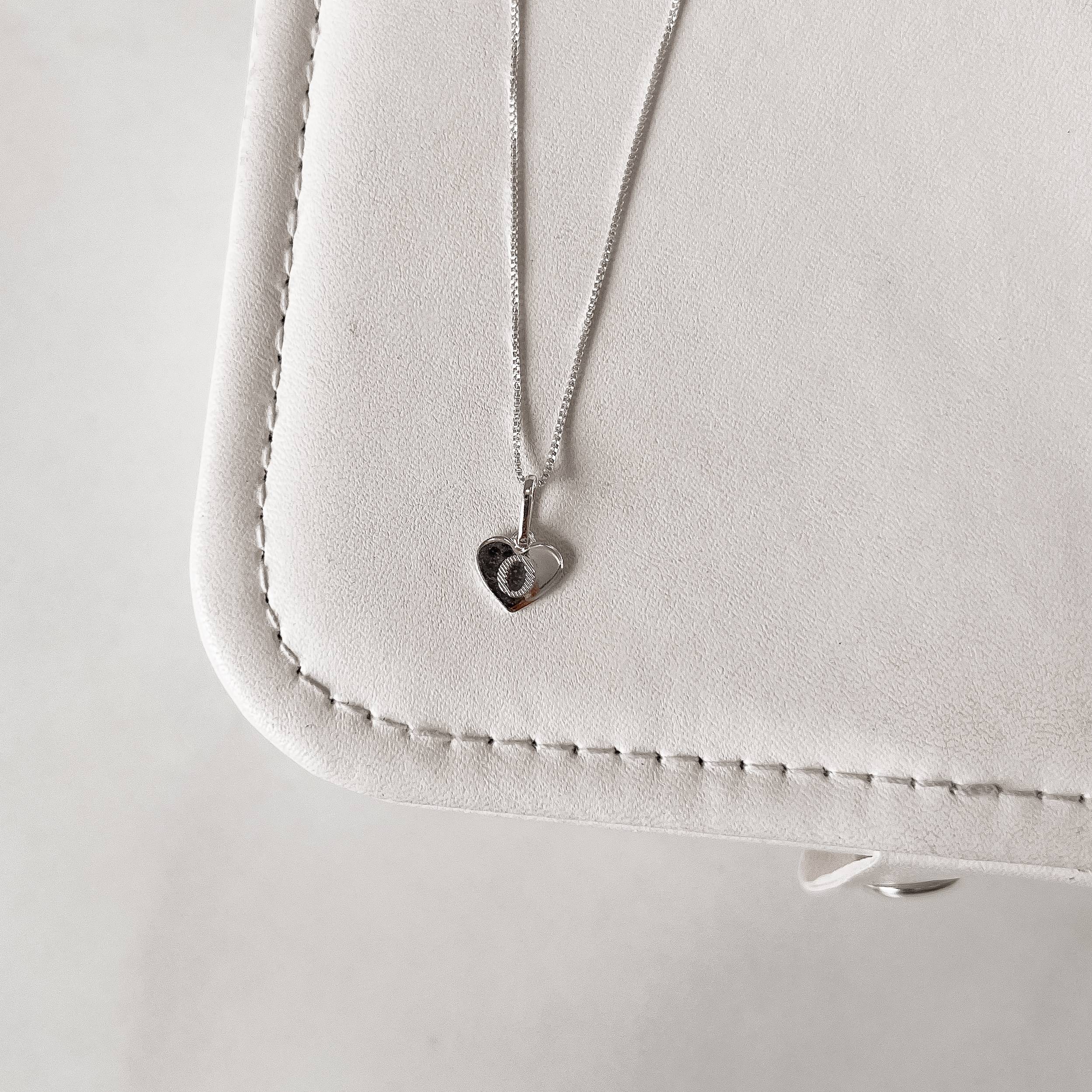 Colar pingente coração letra O 45cm