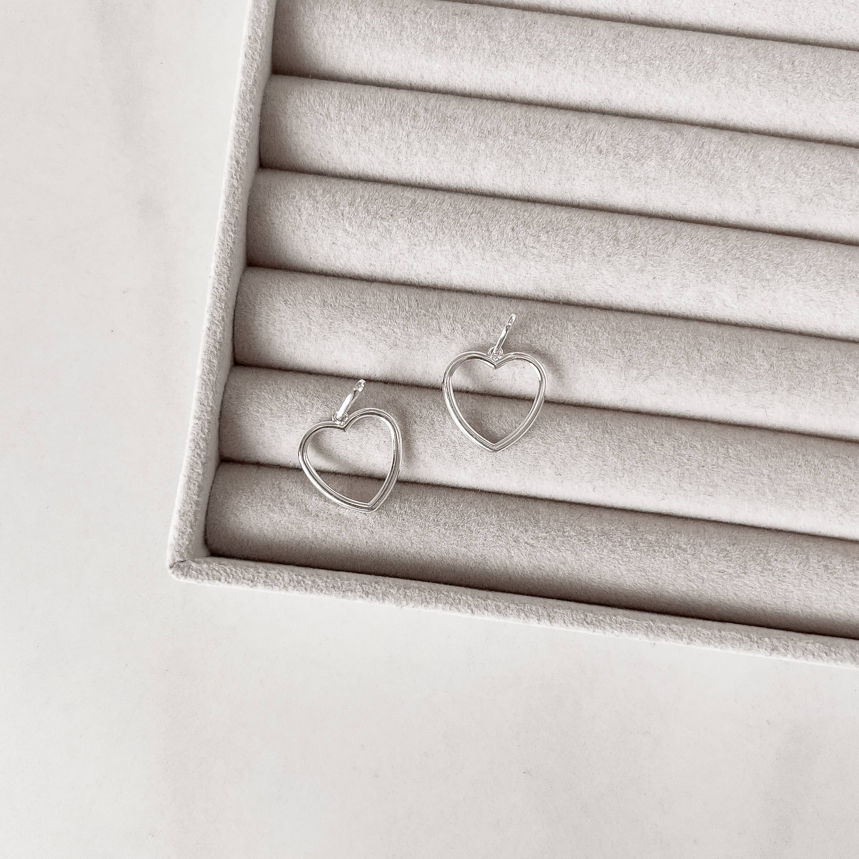 Pingente coração vazado 18mm