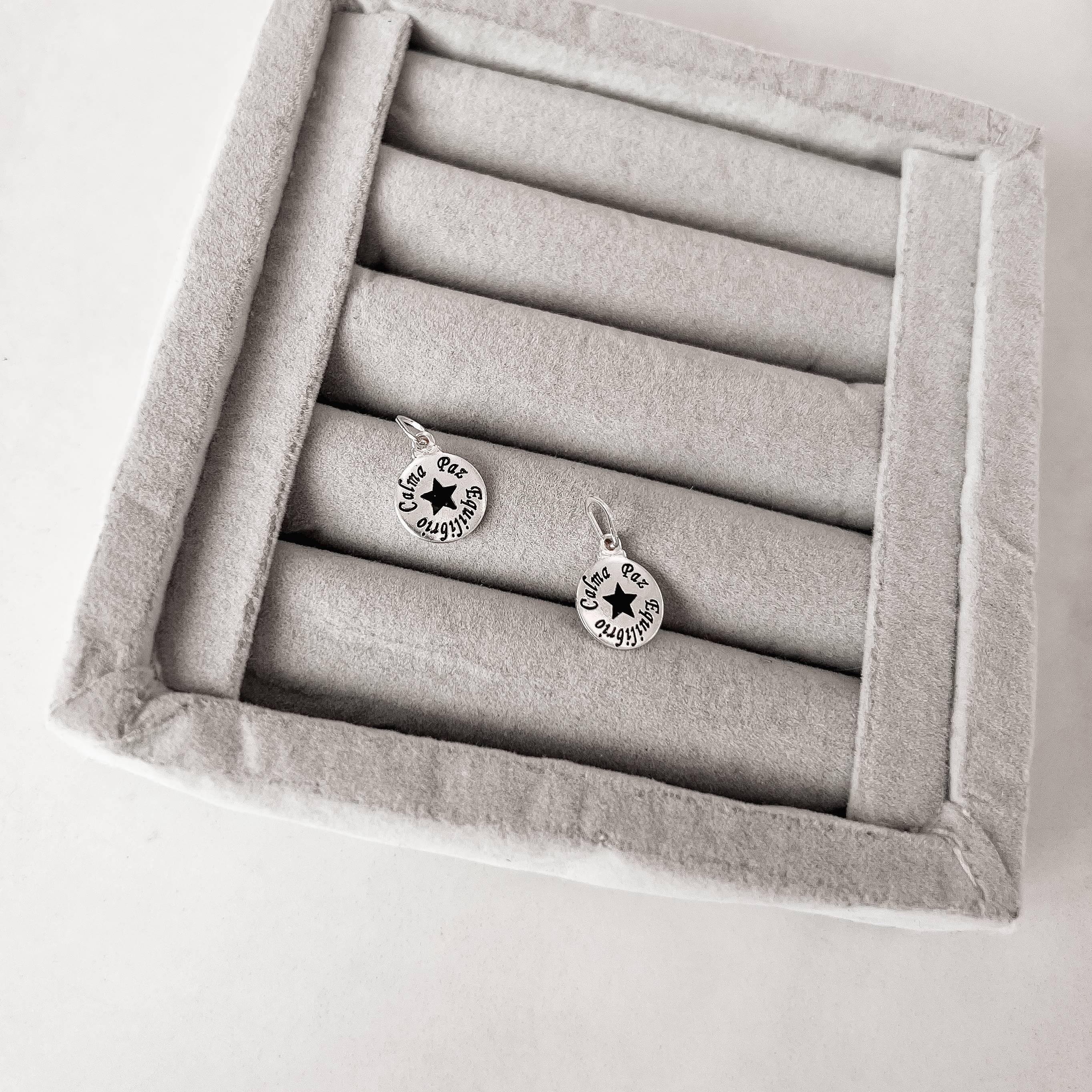 Pingente medalha calma,paz e equilíbrio resina 12mm