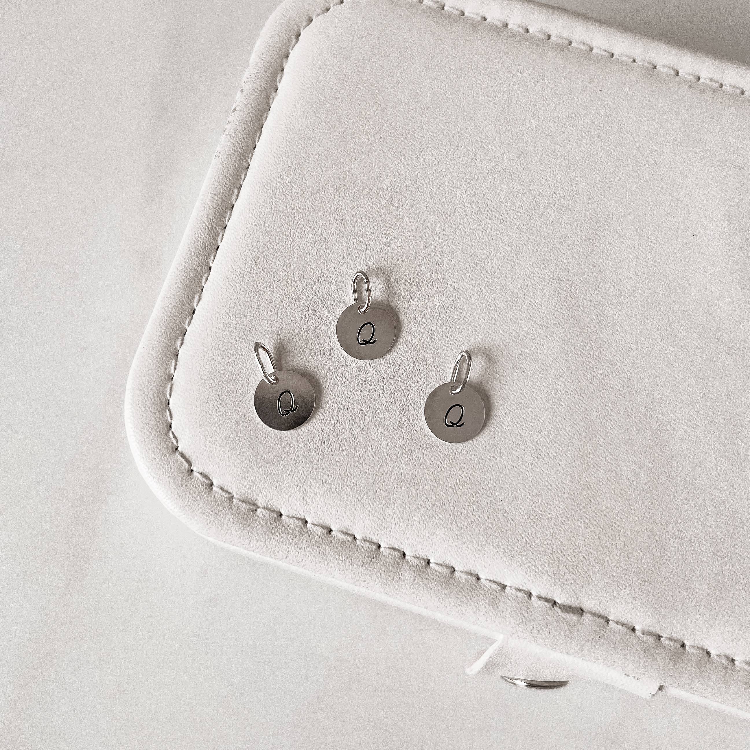 Pingente medalha letra Q 10mm