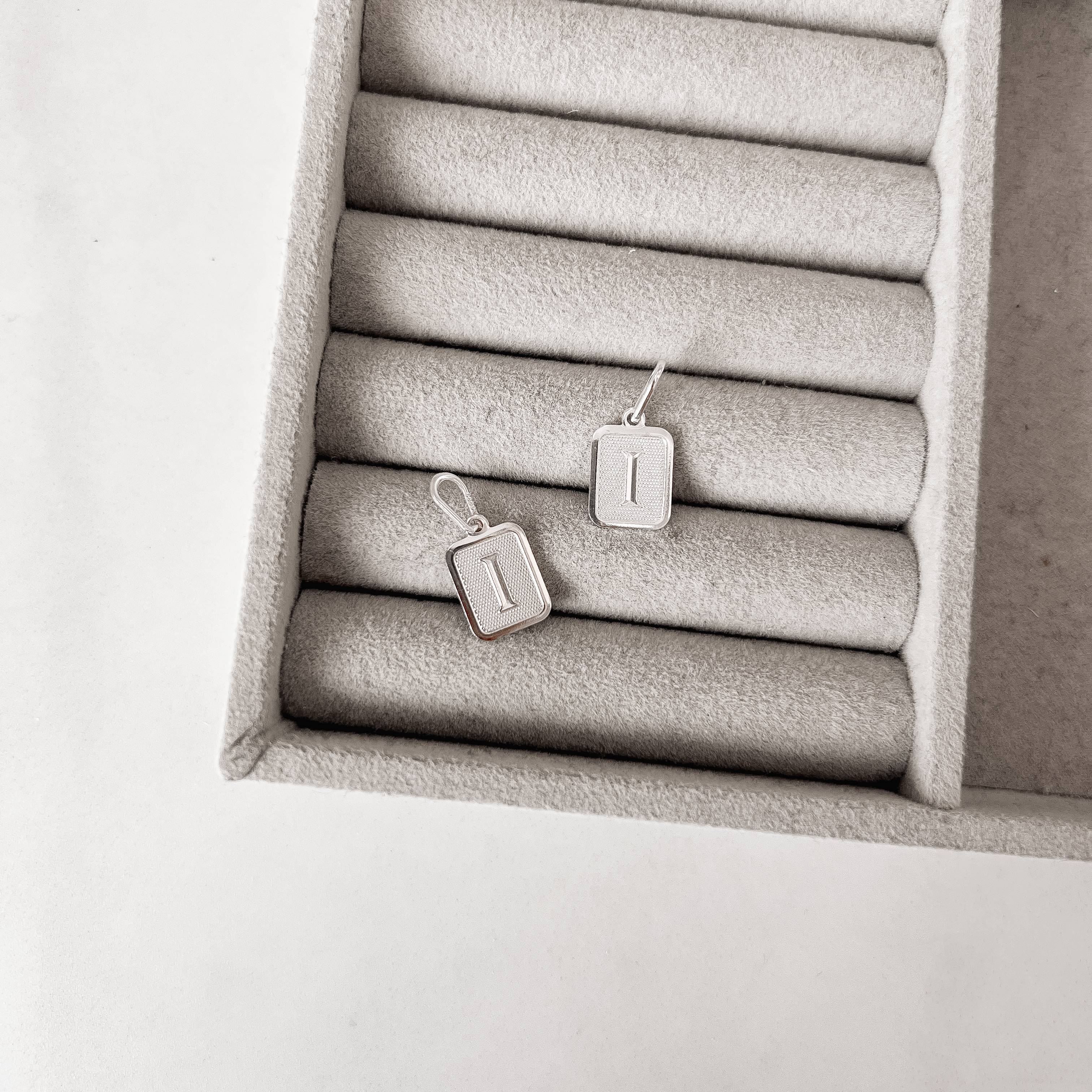 Pingente placa letra I 12mm 