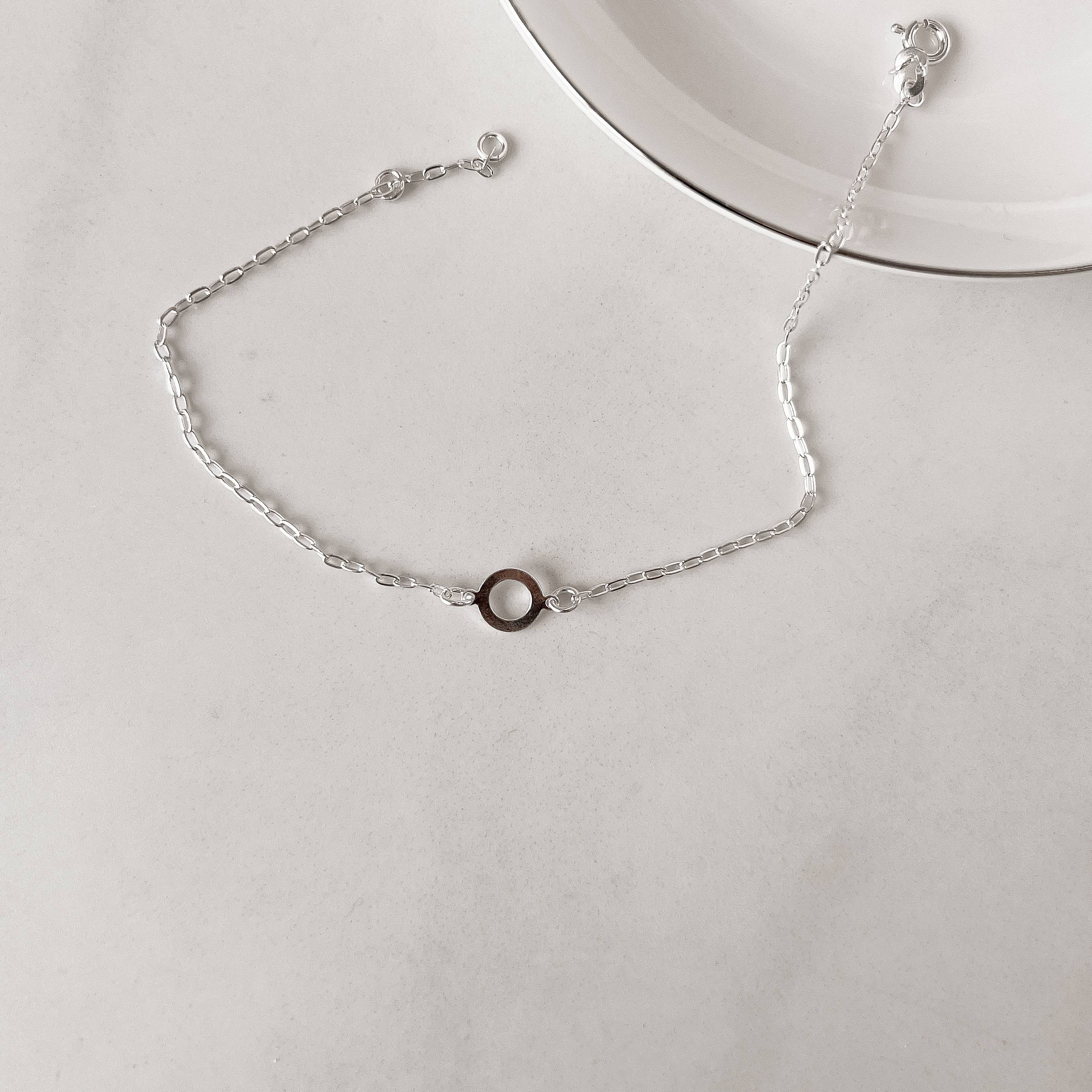 Tornozeleira entremeio círculo vazado 8mm corrente cartier