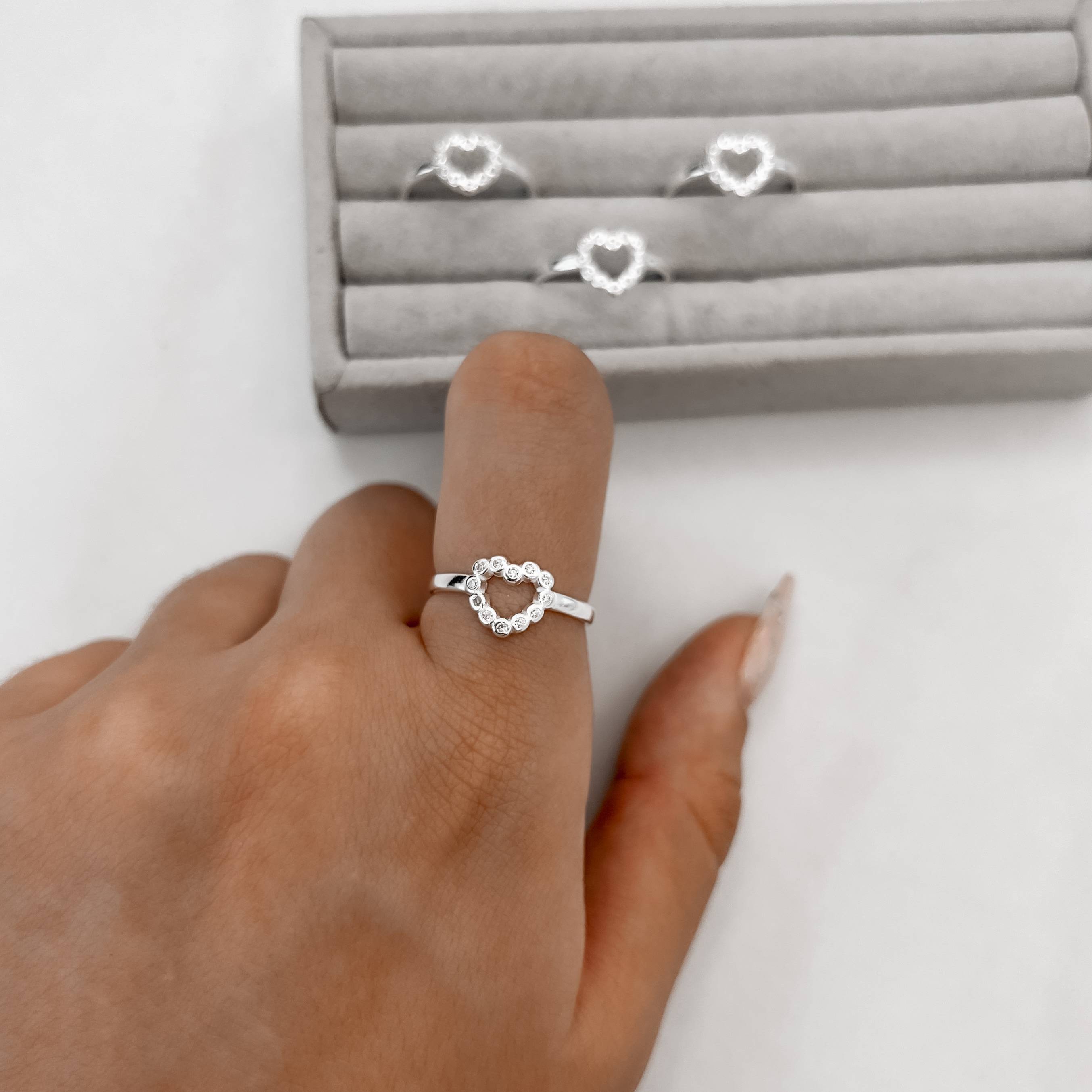 Imagem Anel coração fio circulos cravejados