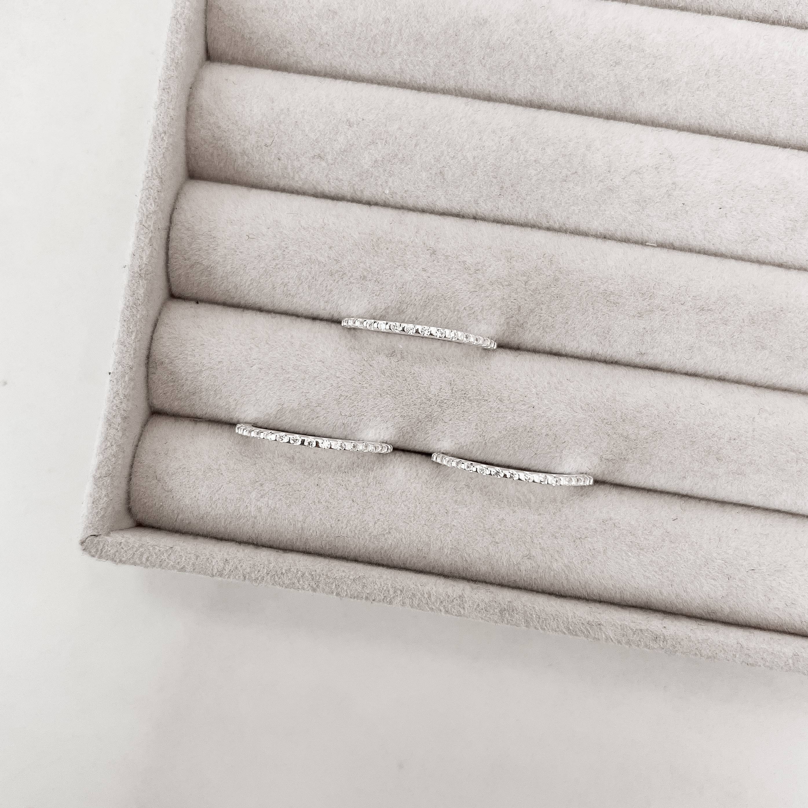 Aliança toda cravejada