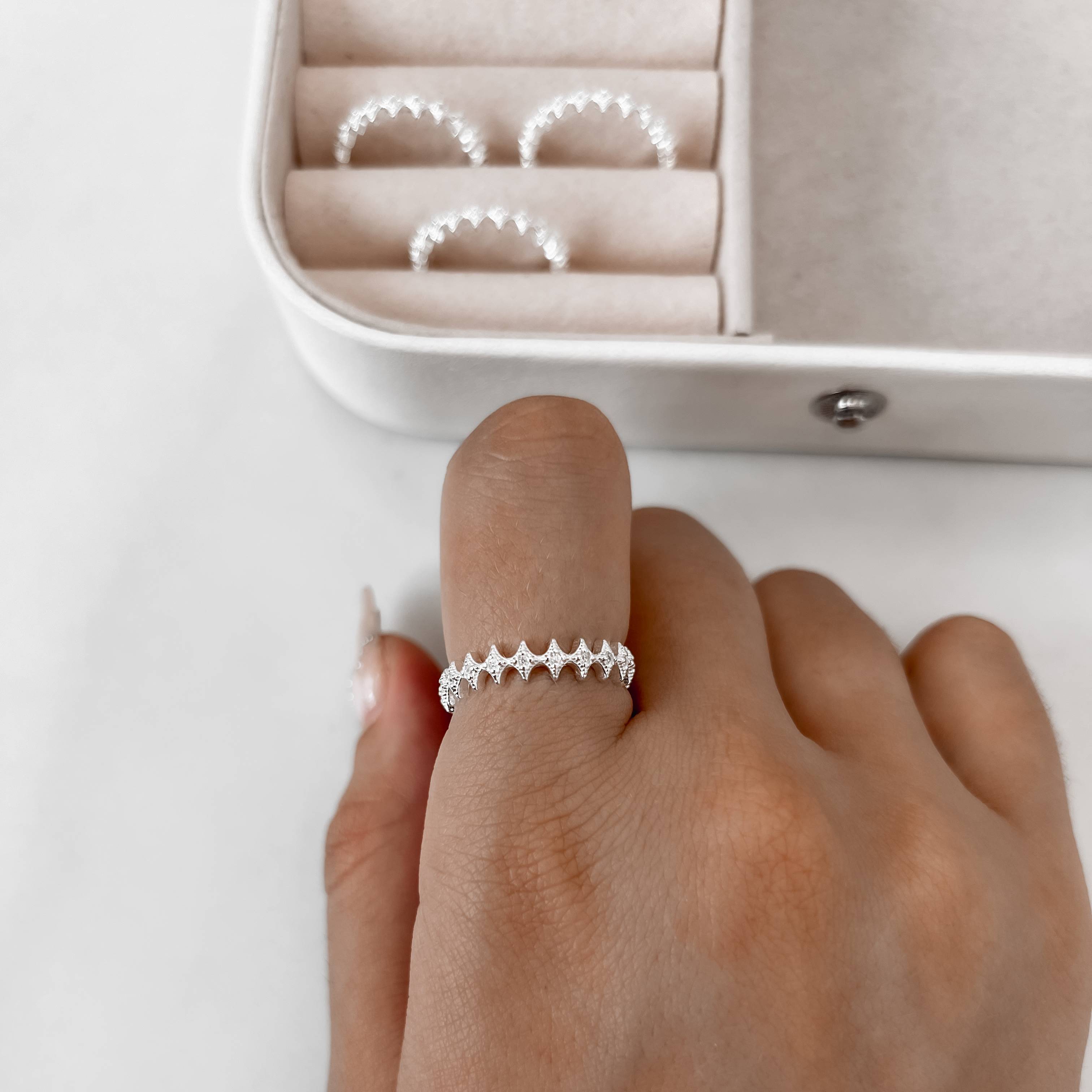 Imagem Secundária Anel losangos detalhe zircônias