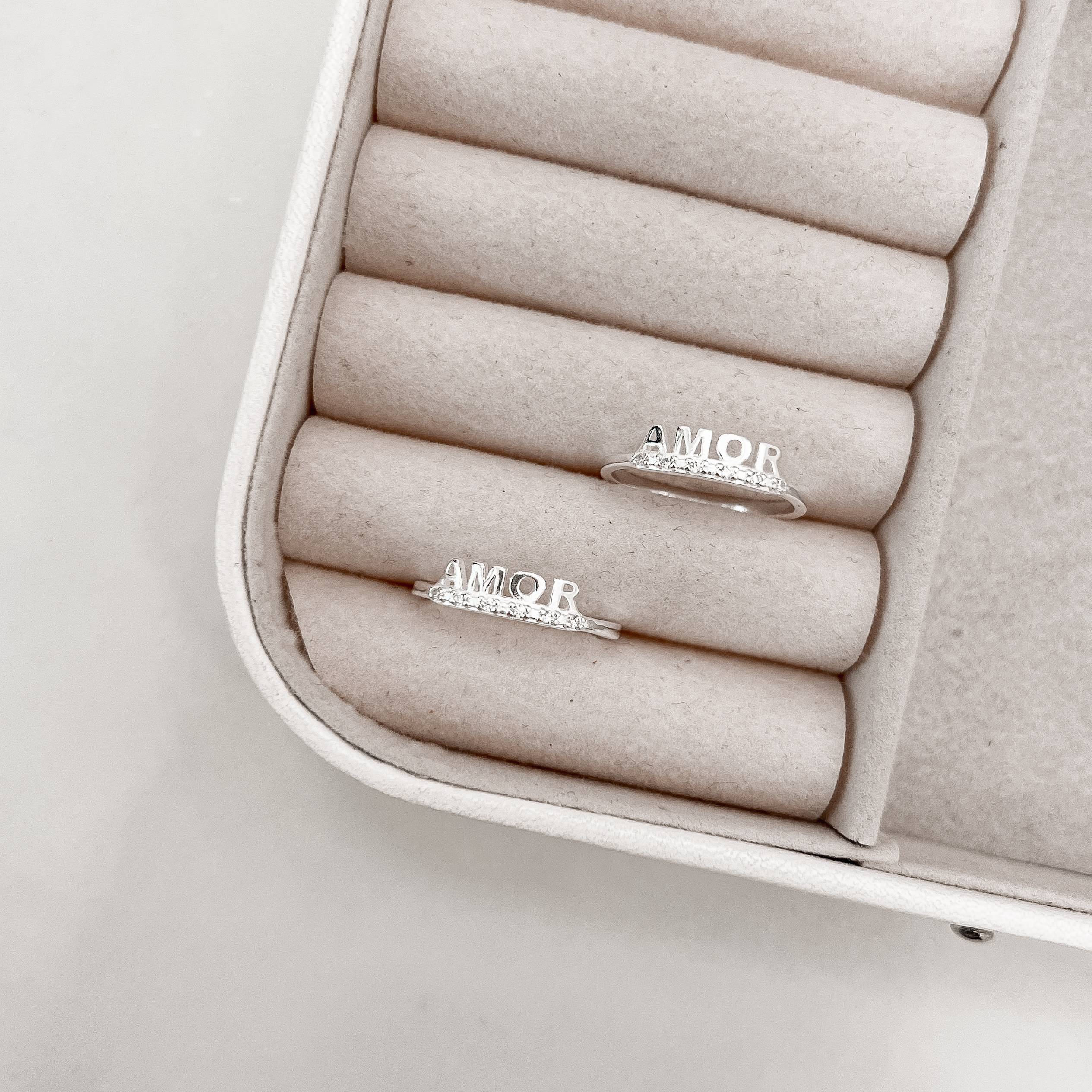 Anel meia aliança cravejada detalhe escrito amor